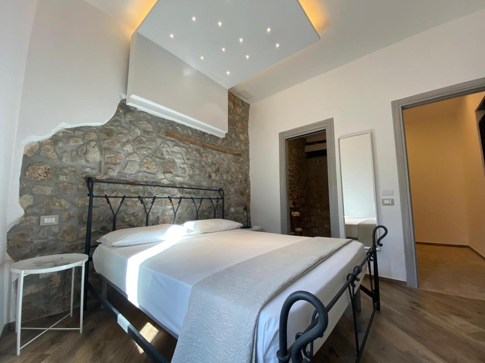 Double Room - Photo 7