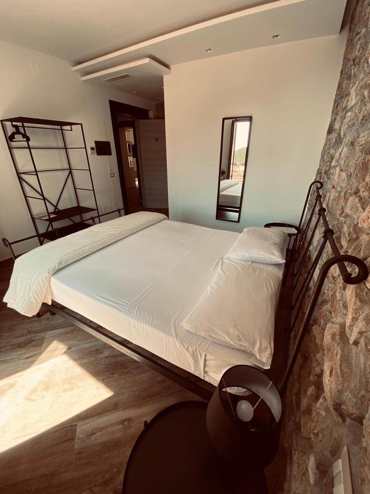 Double Room with Balcony - Photo 8
