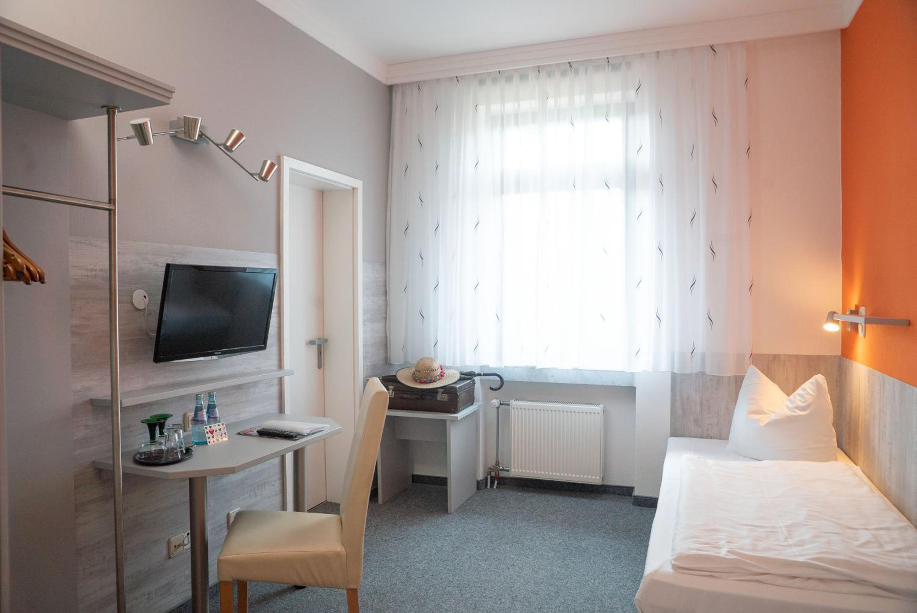 Twin Room - Photo 11