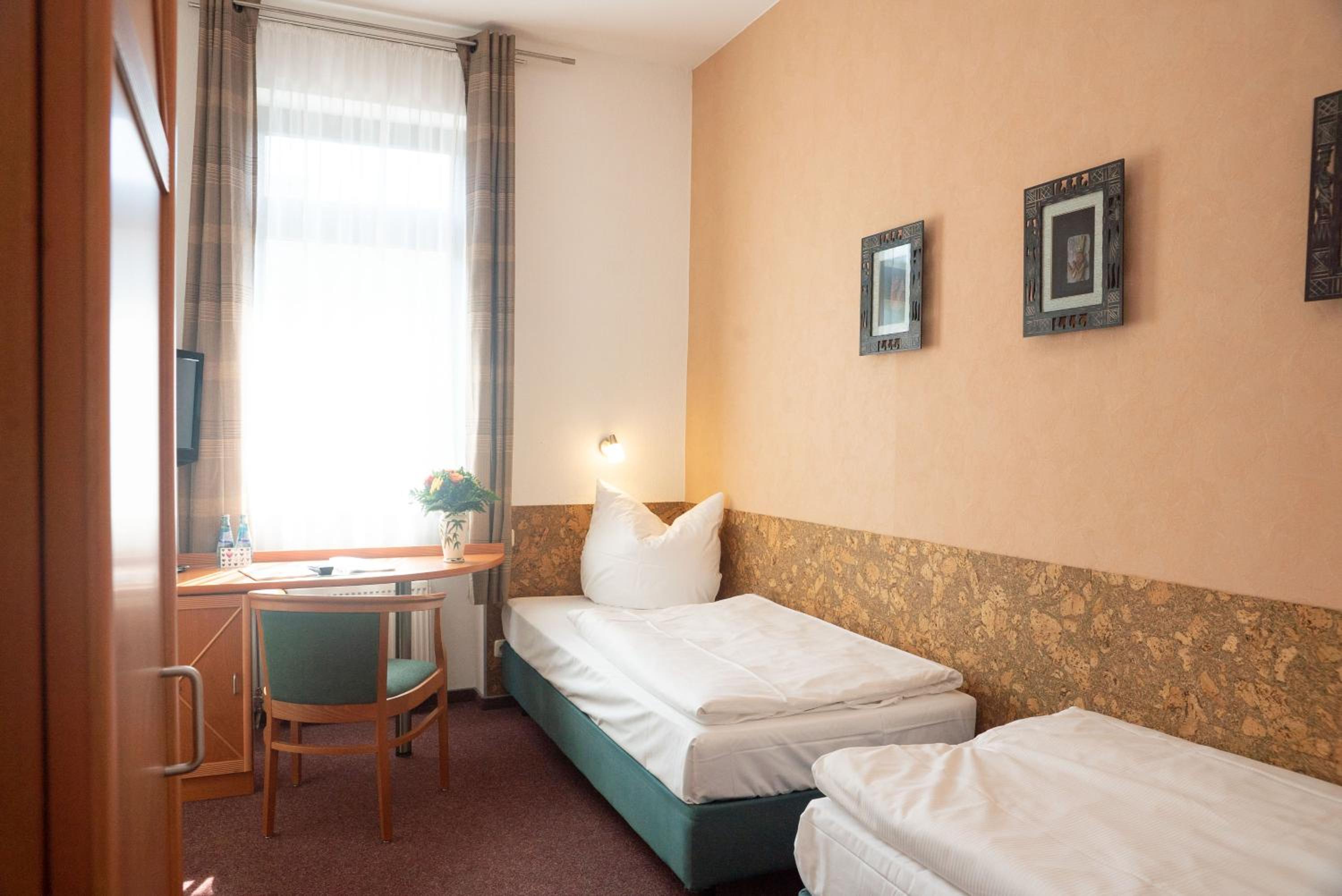 Twin Room - Photo 10
