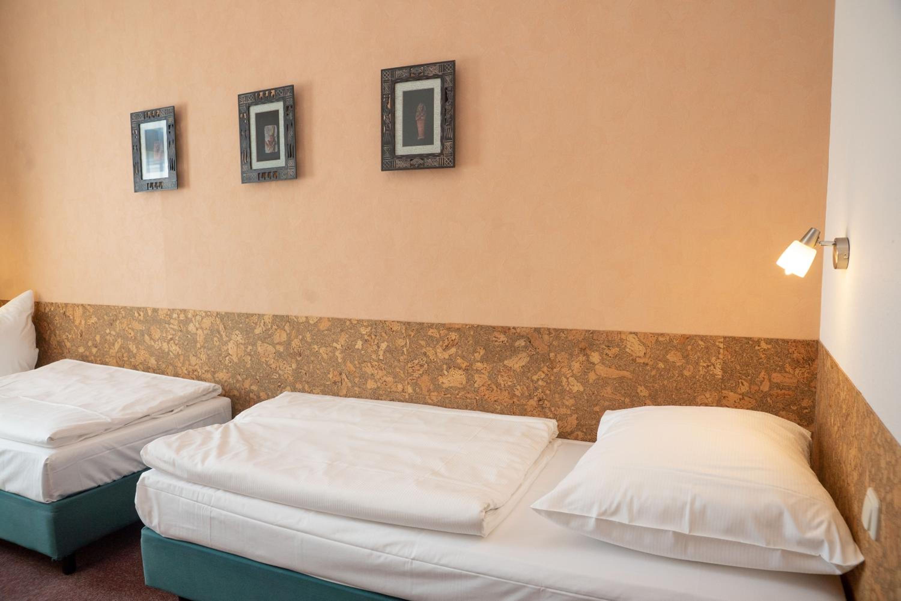 Twin Room - Photo 3