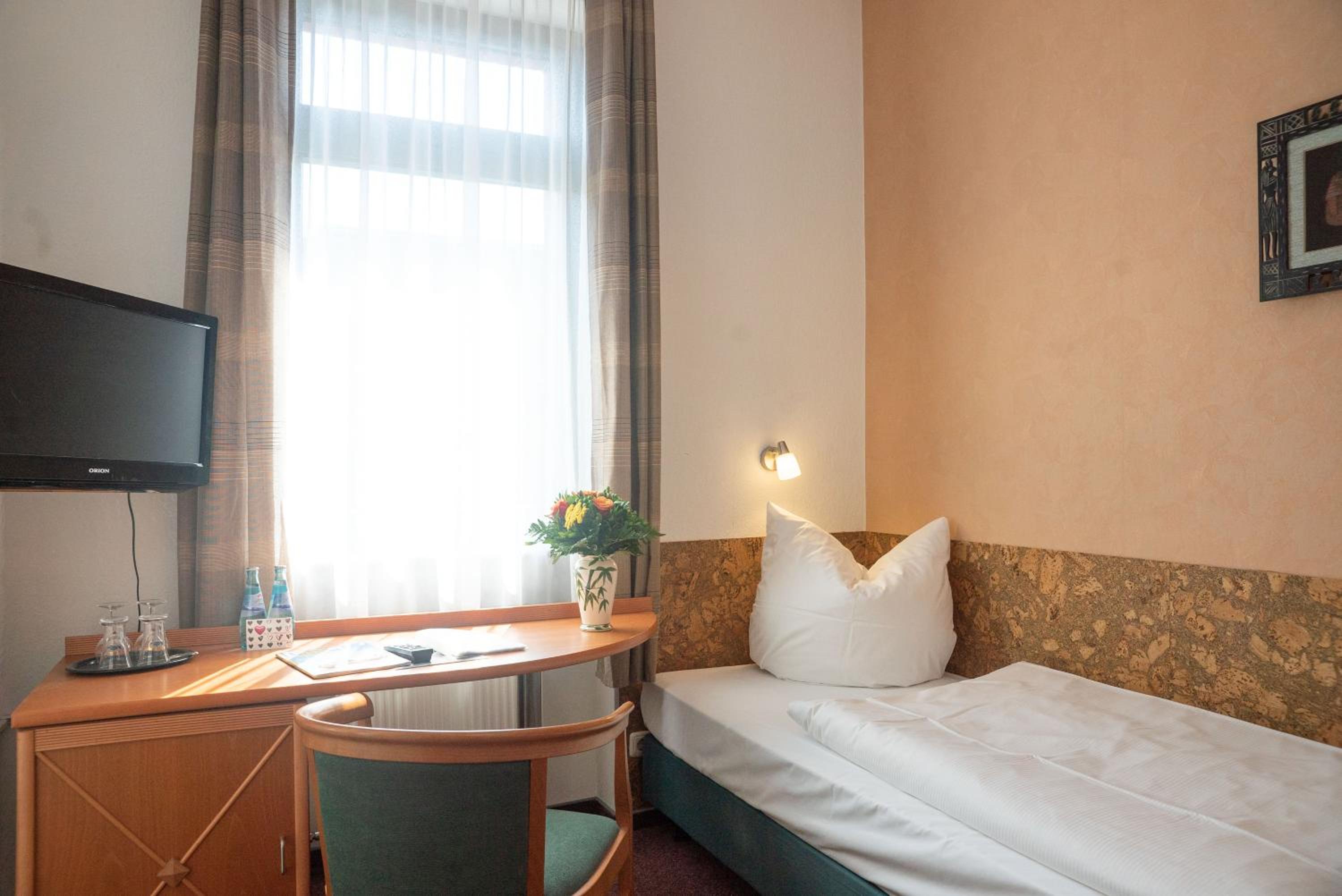 Twin Room - Photo 4