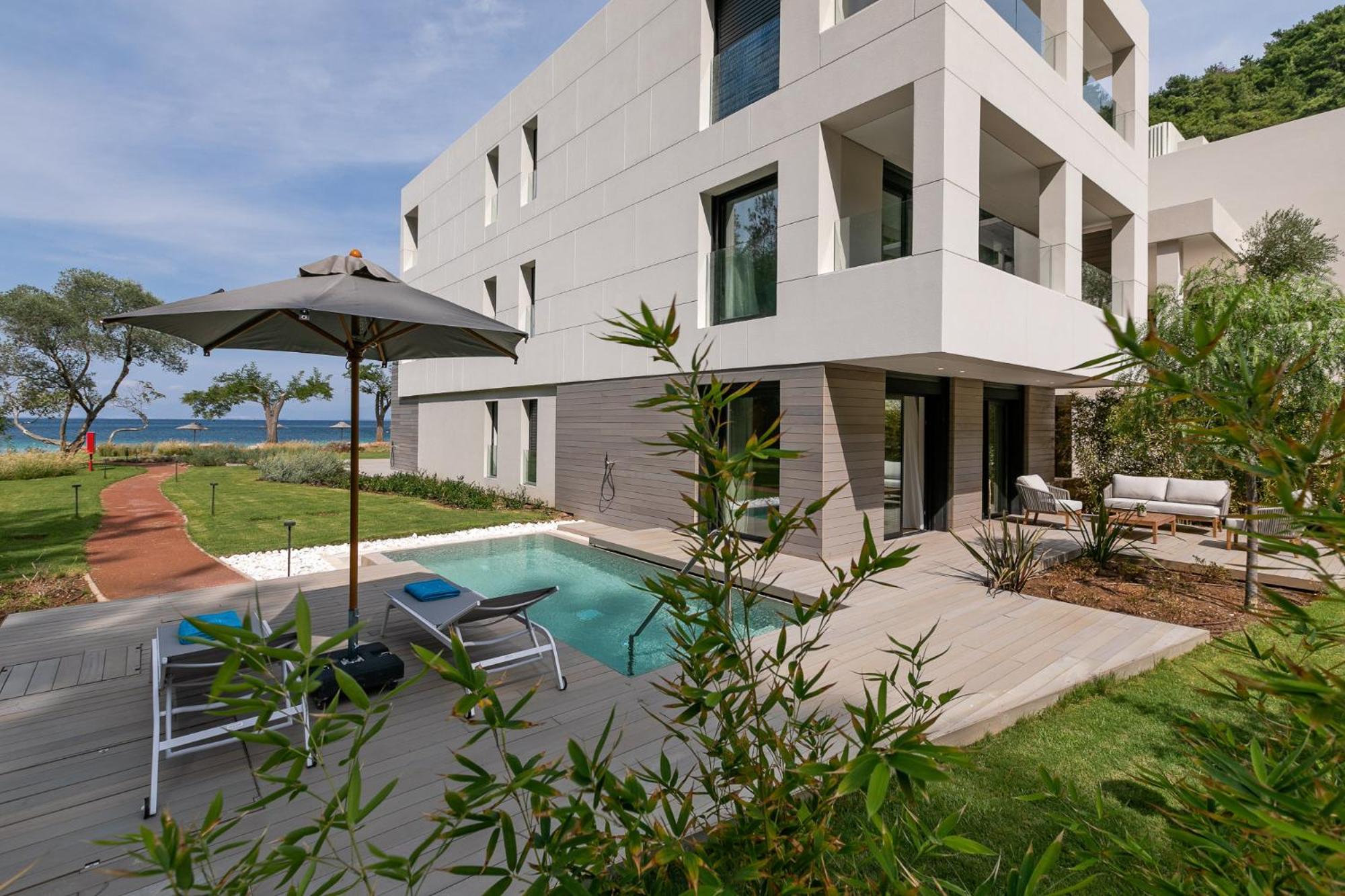 Deluxe Family Suite with Private Pool photo 3
