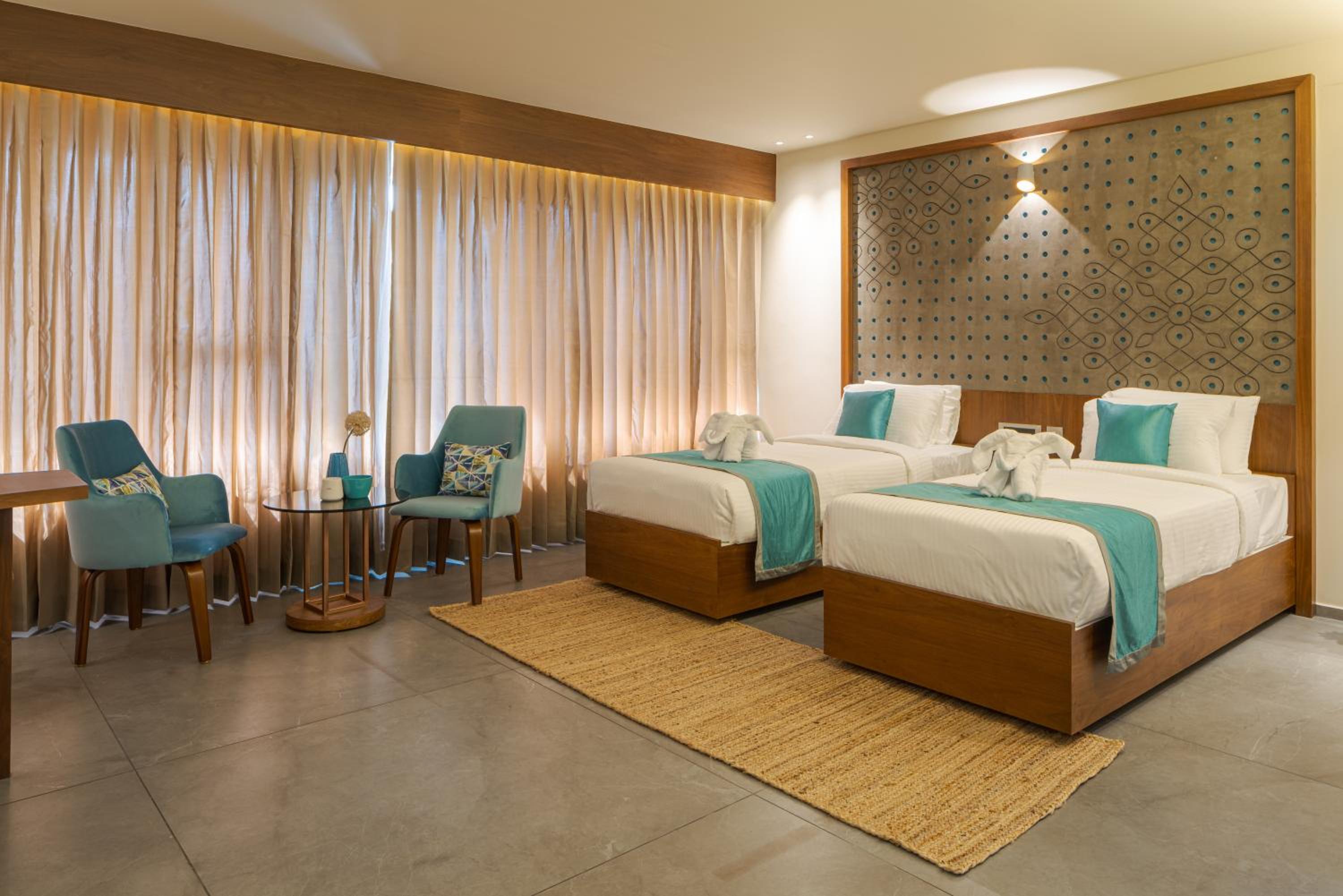 Queen Room with Two Queen Beds - Photo 3