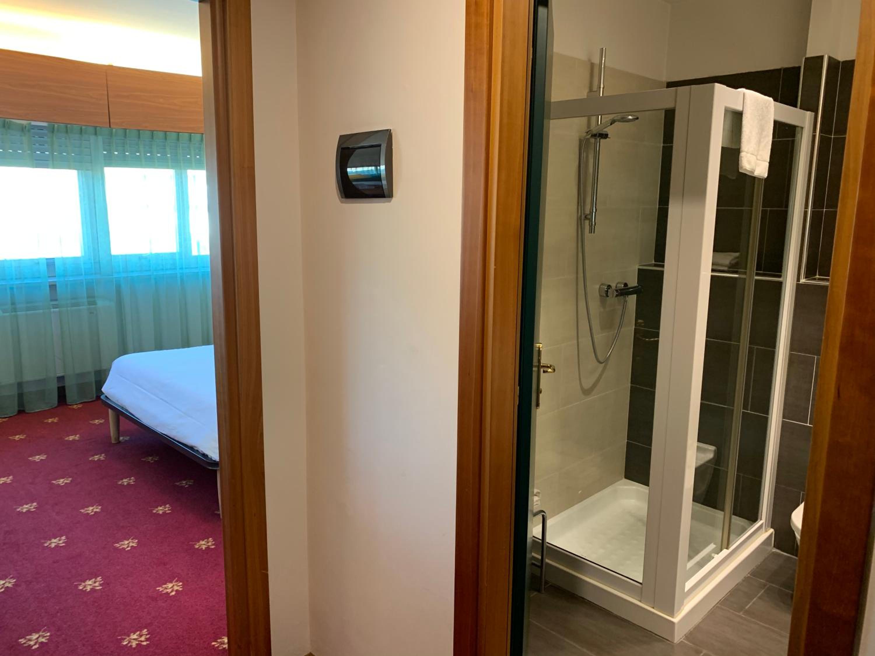 Double Room - Photo 8