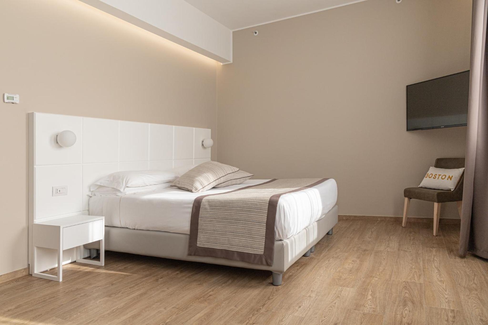 Deluxe Double Room - Photo 9