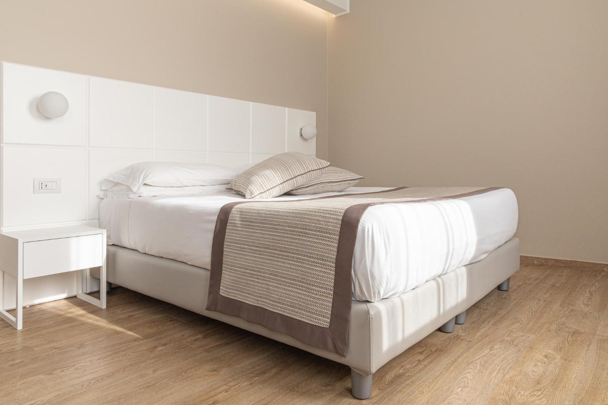 Deluxe Double Room - Photo 7