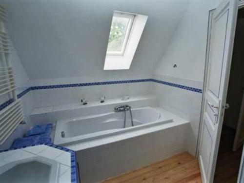 Twin Room with Private Bathroom photo 2