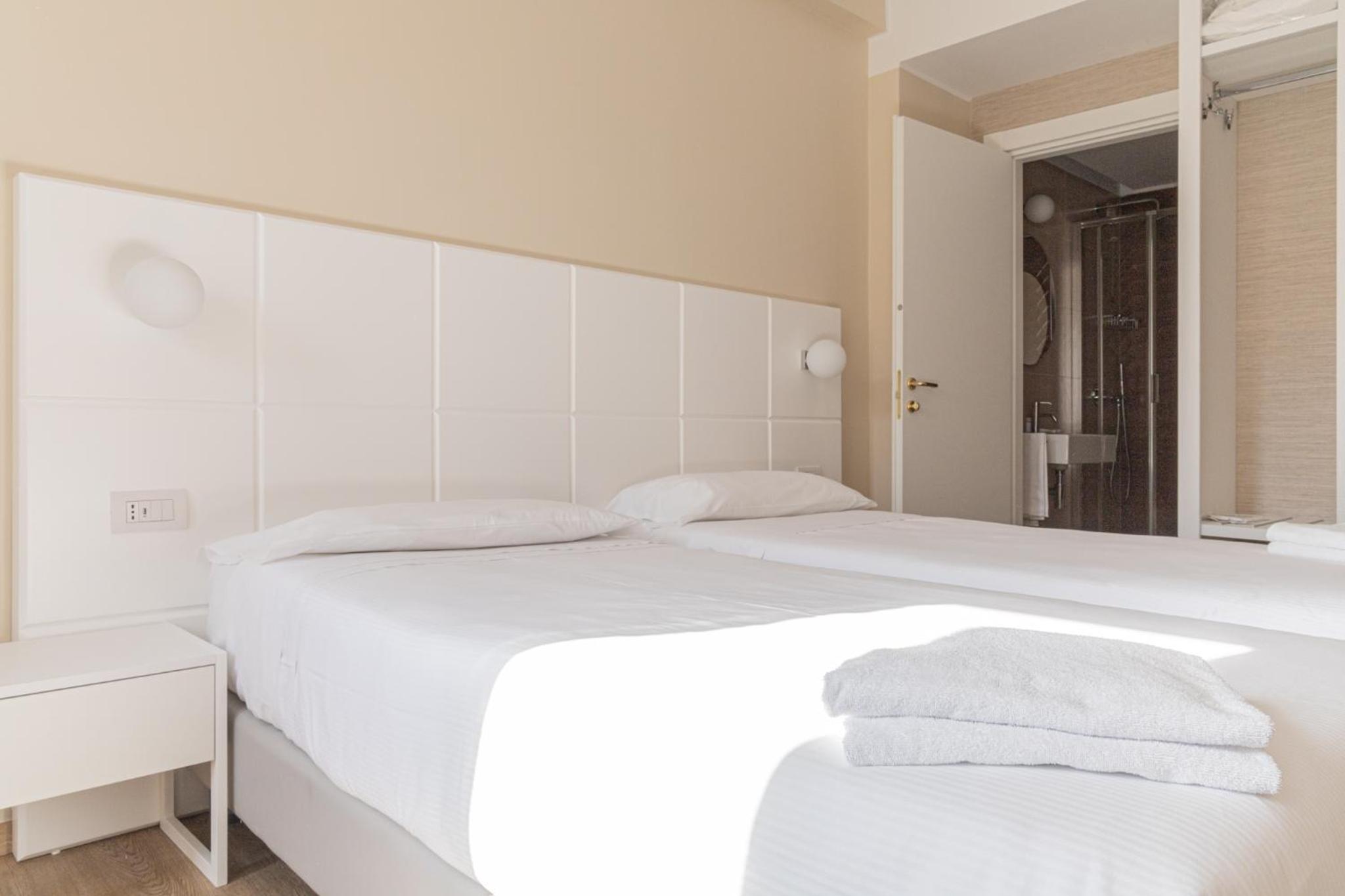 Deluxe Twin Room - Photo 6
