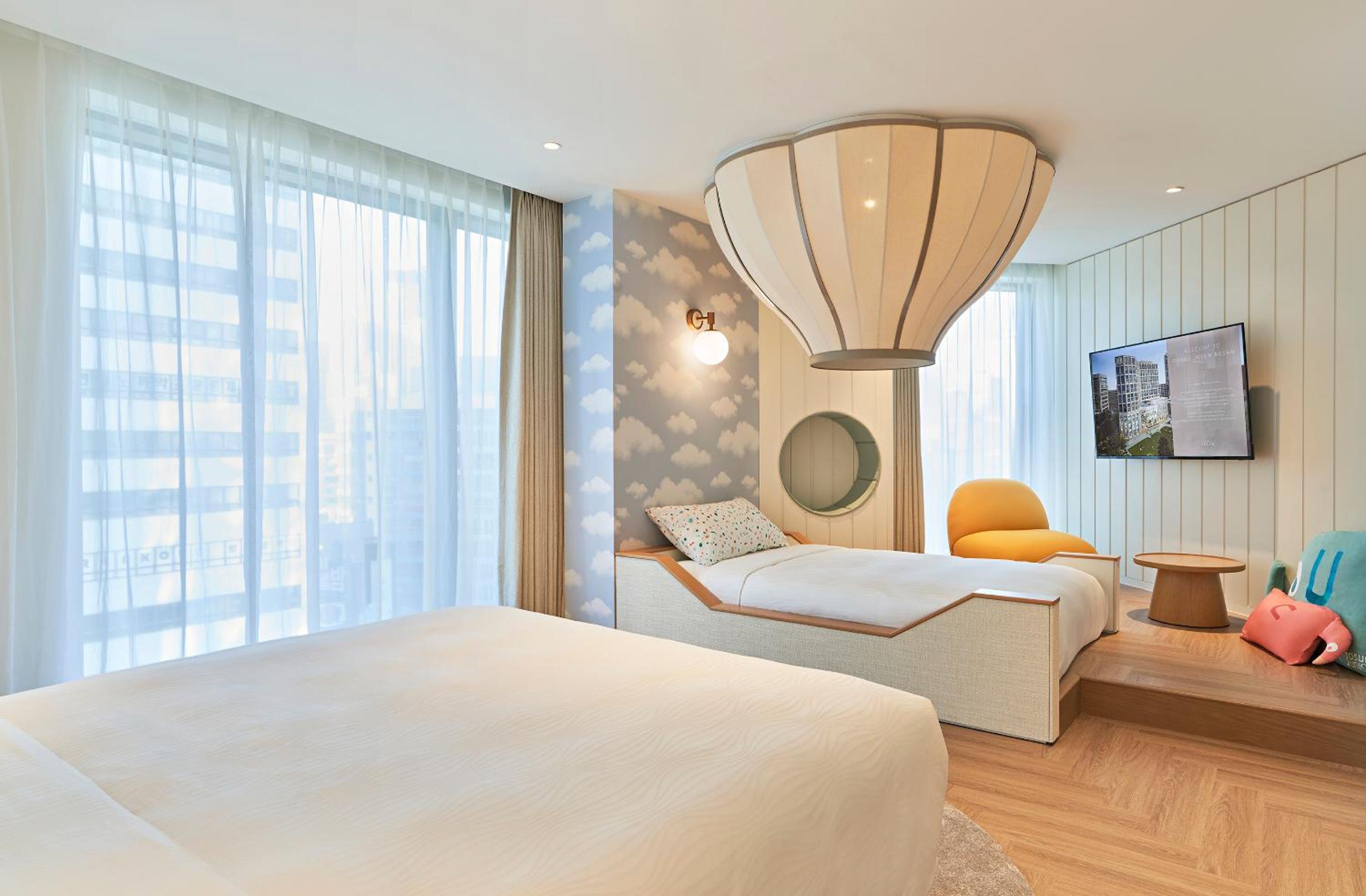 Kids Deluxe Twin Room with City View