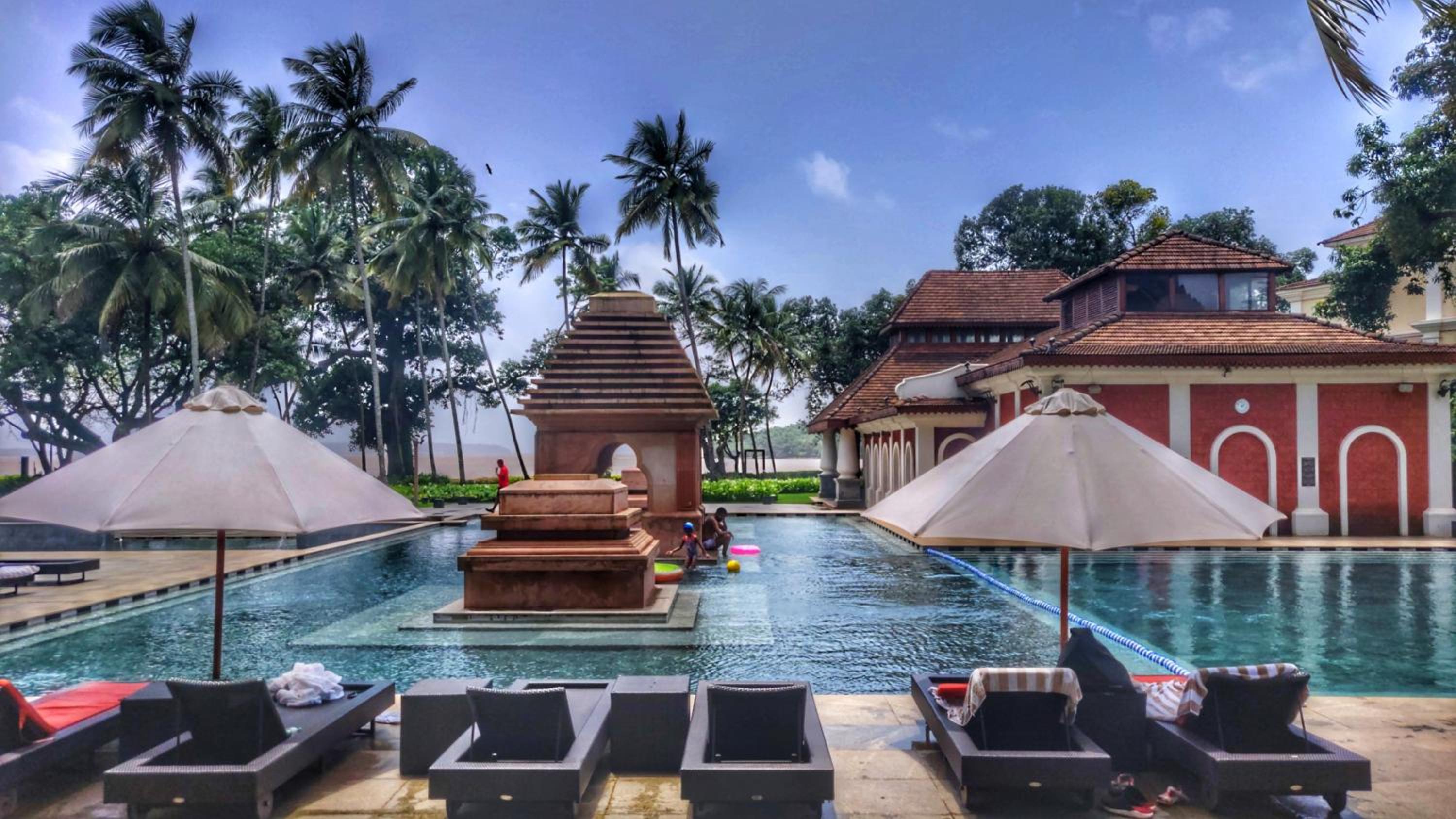 Twin Room with Balcony and Pool View photo 3