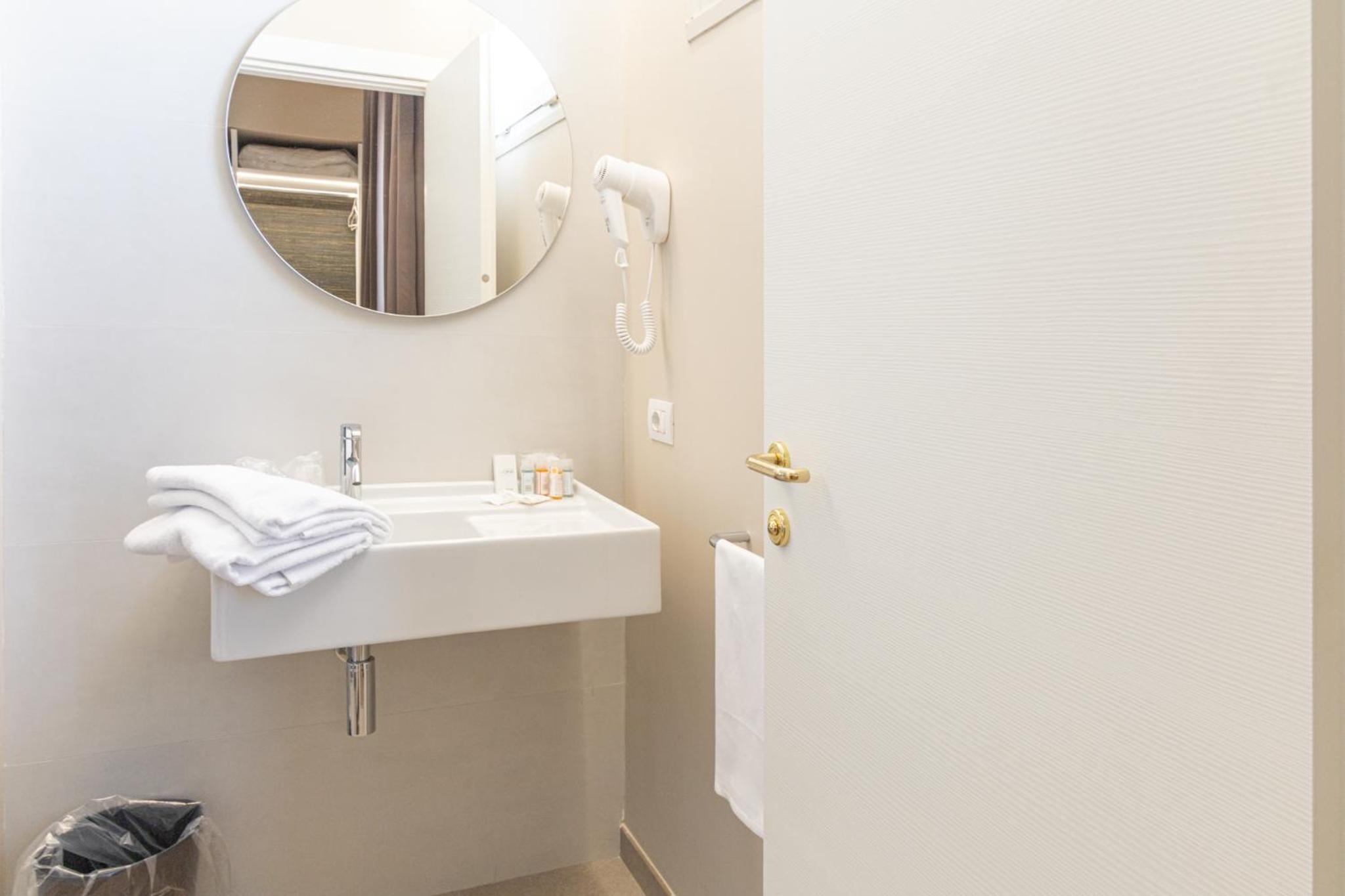 Deluxe Double Room - Photo 13
