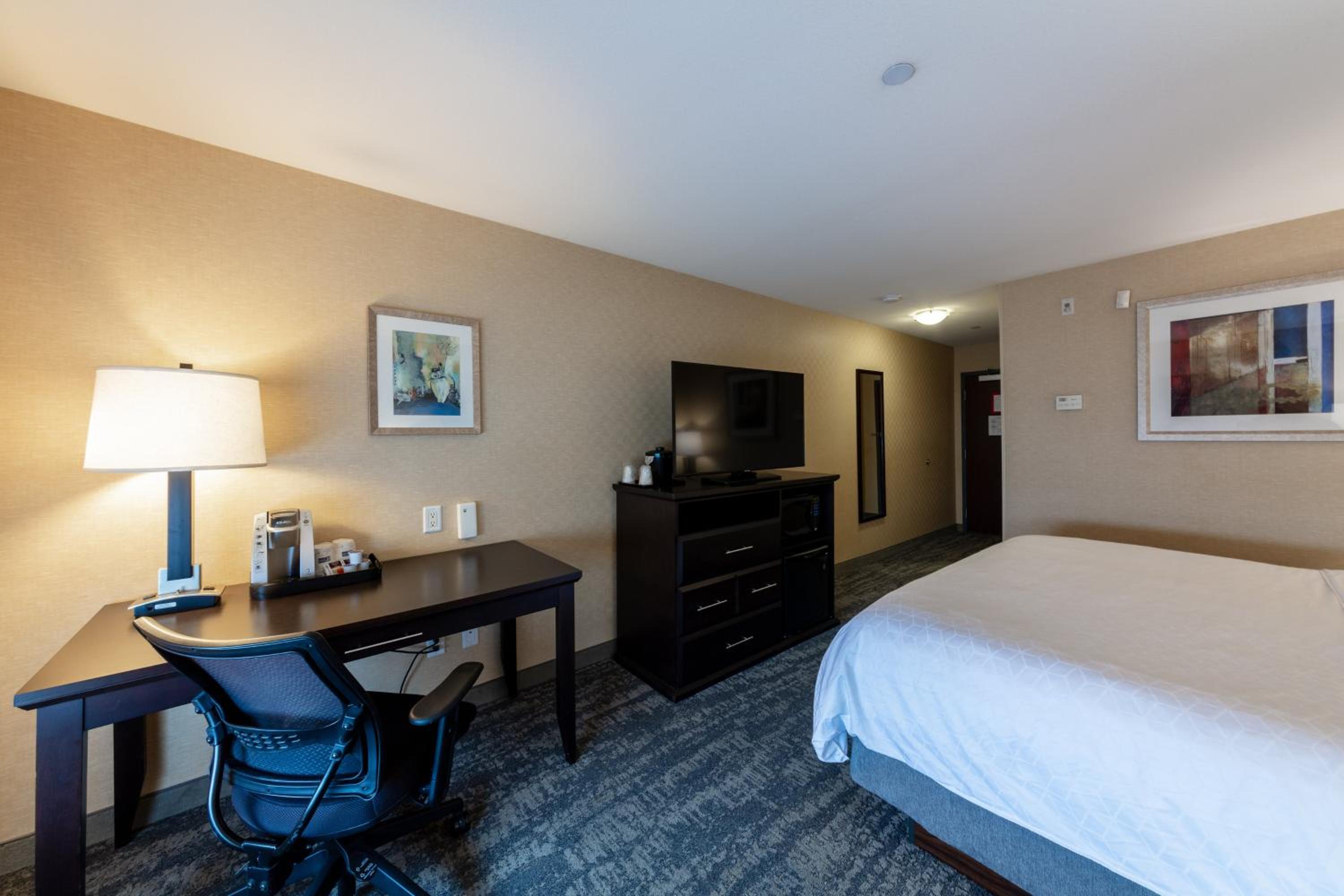 Standard King Room - Photo 7