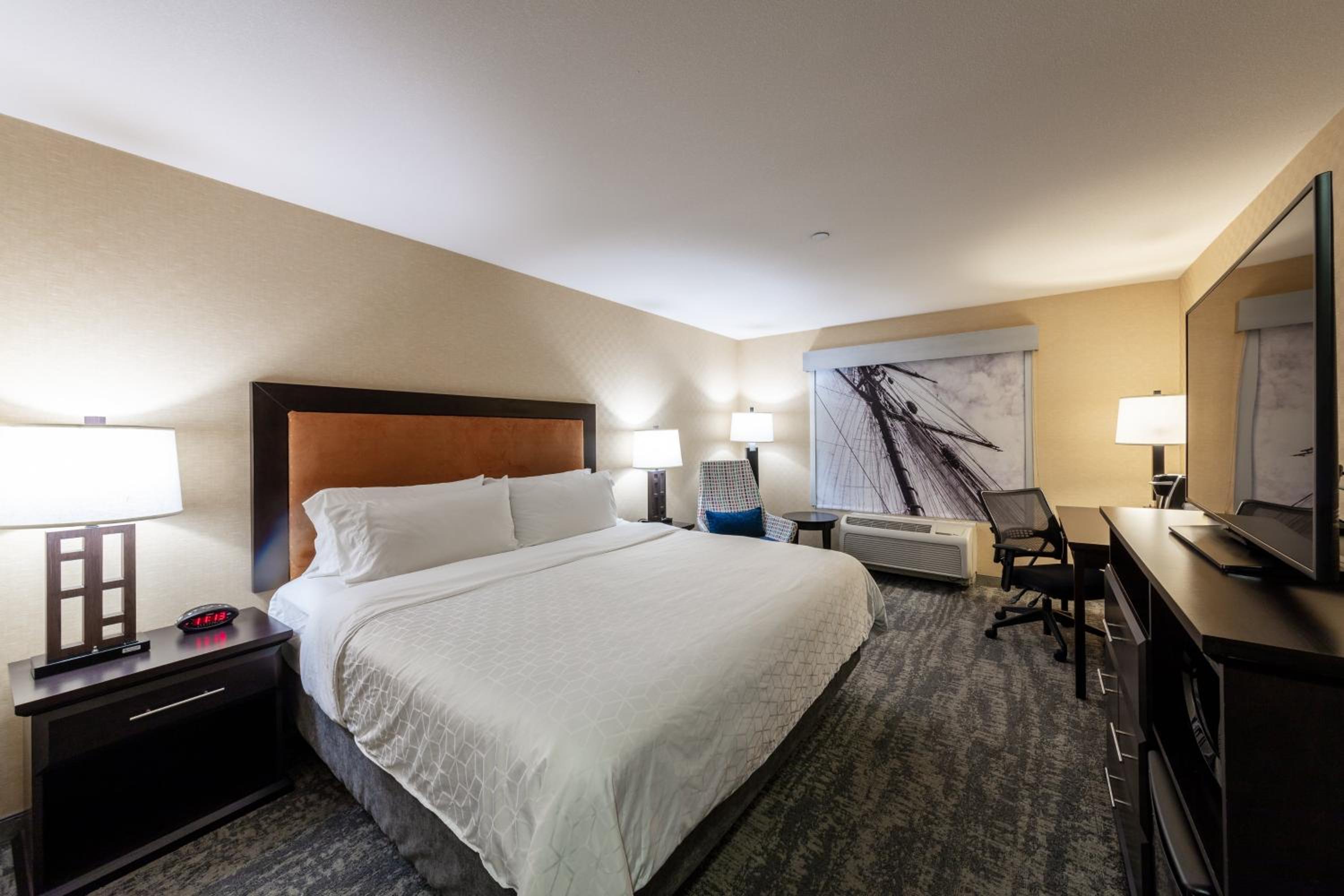 Standard King Room - Photo 9