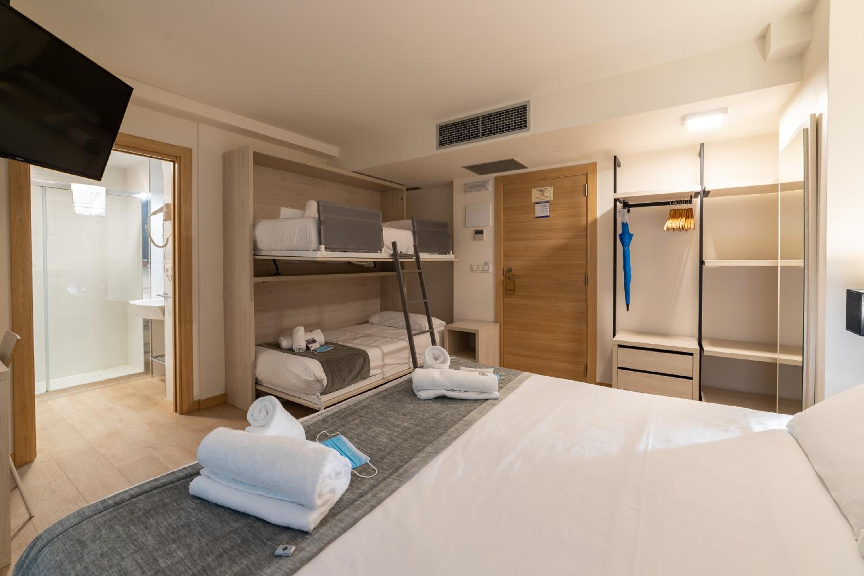 Classic Quadruple Room Interior photo 2