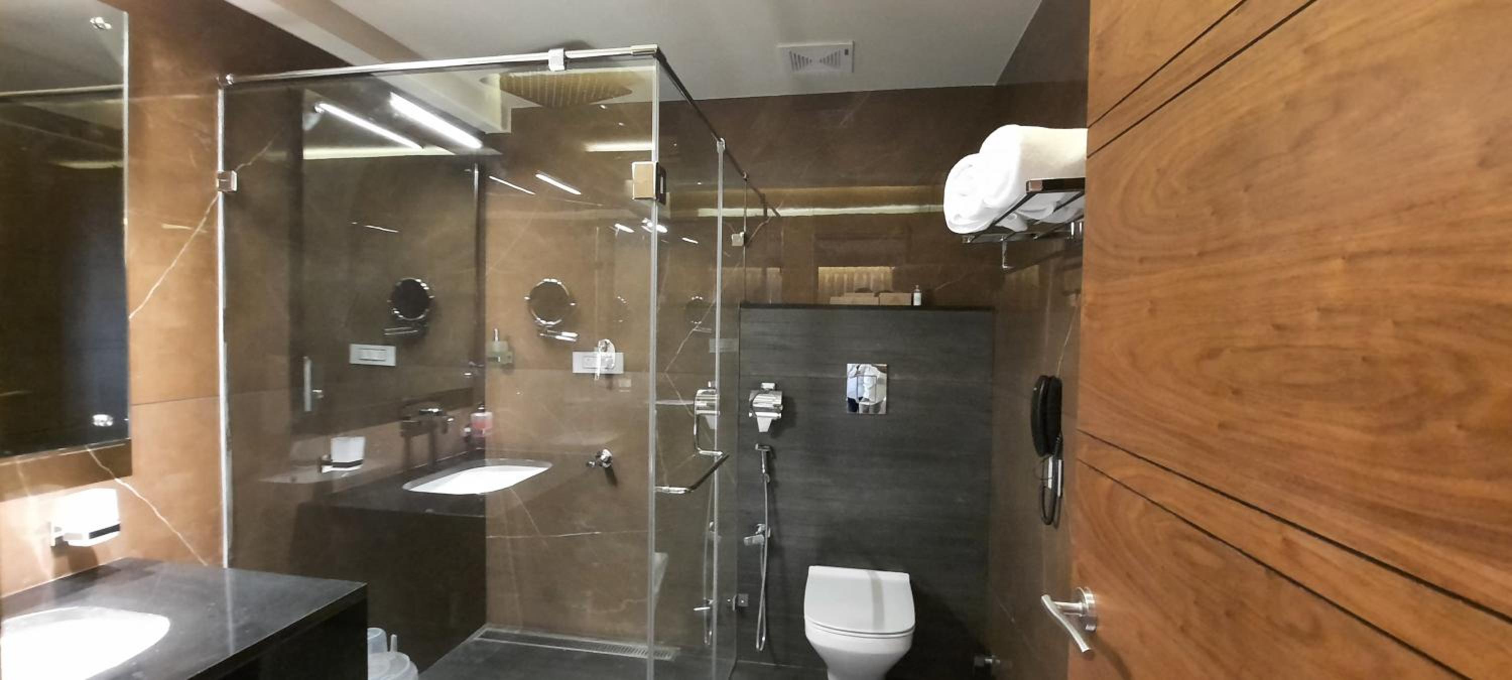 Deluxe King Room - Photo 7