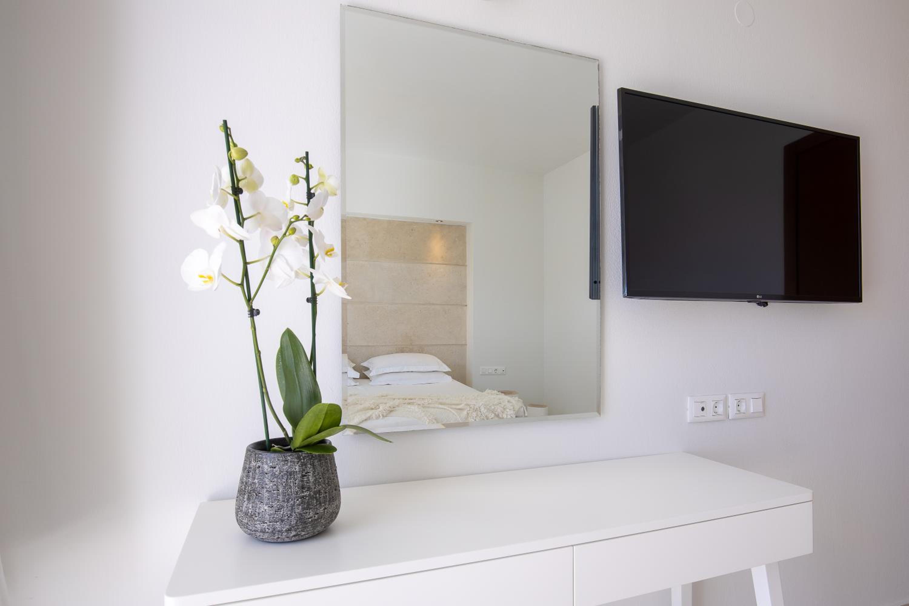 Apartment with Side Sea View - Photo 10