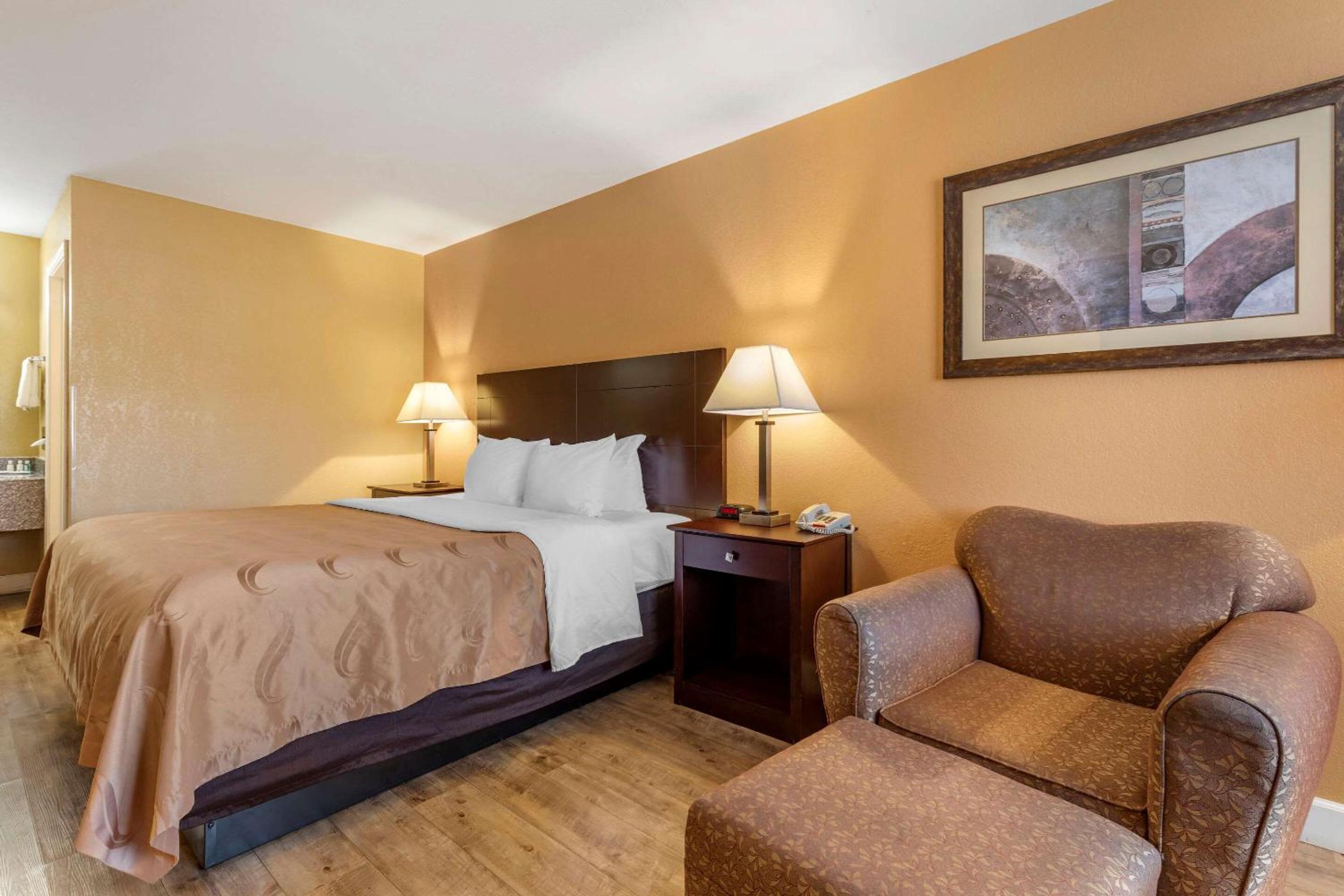 King Room - Non-Smoking - Photo 1
