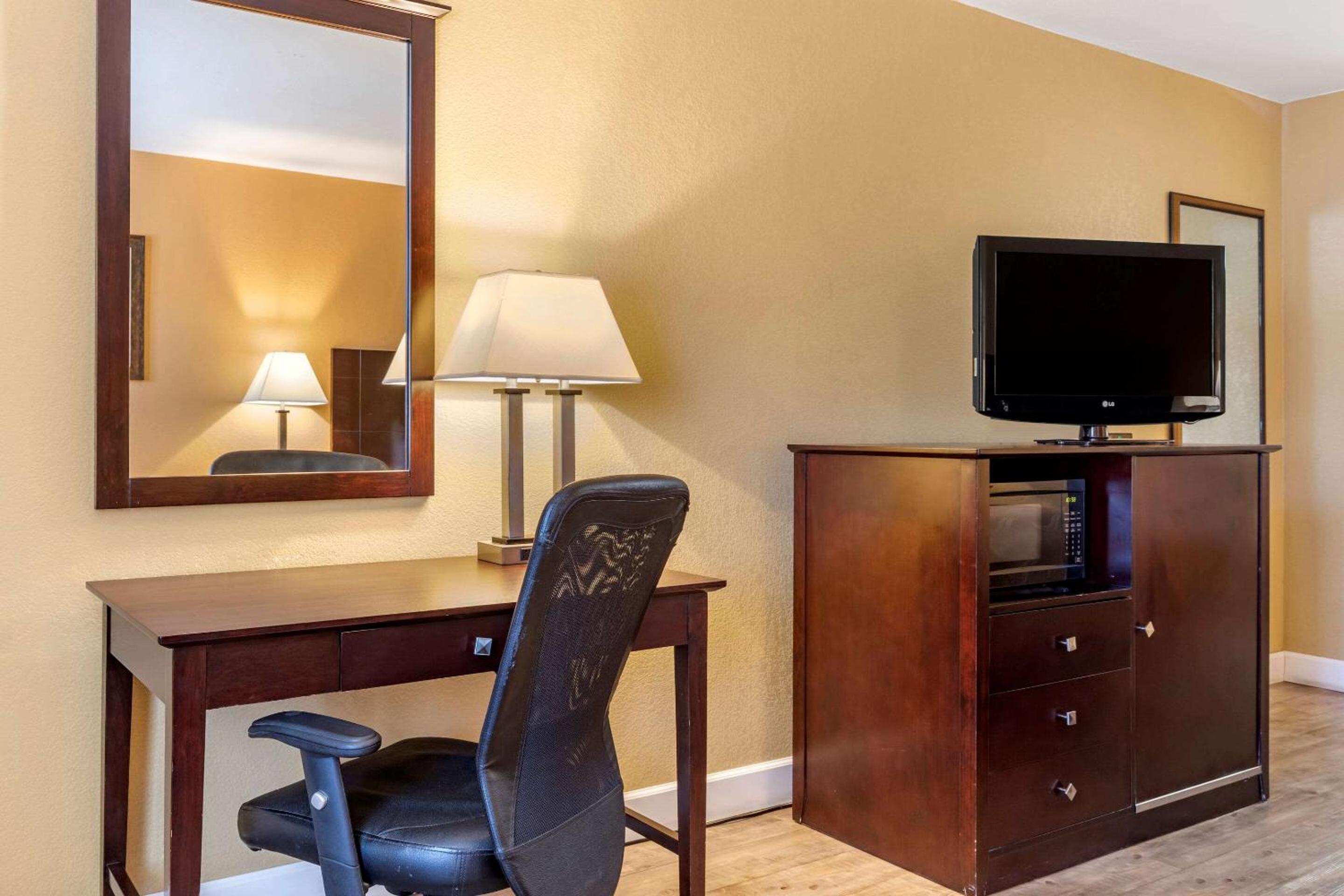 King Room - Non-Smoking - Photo 3