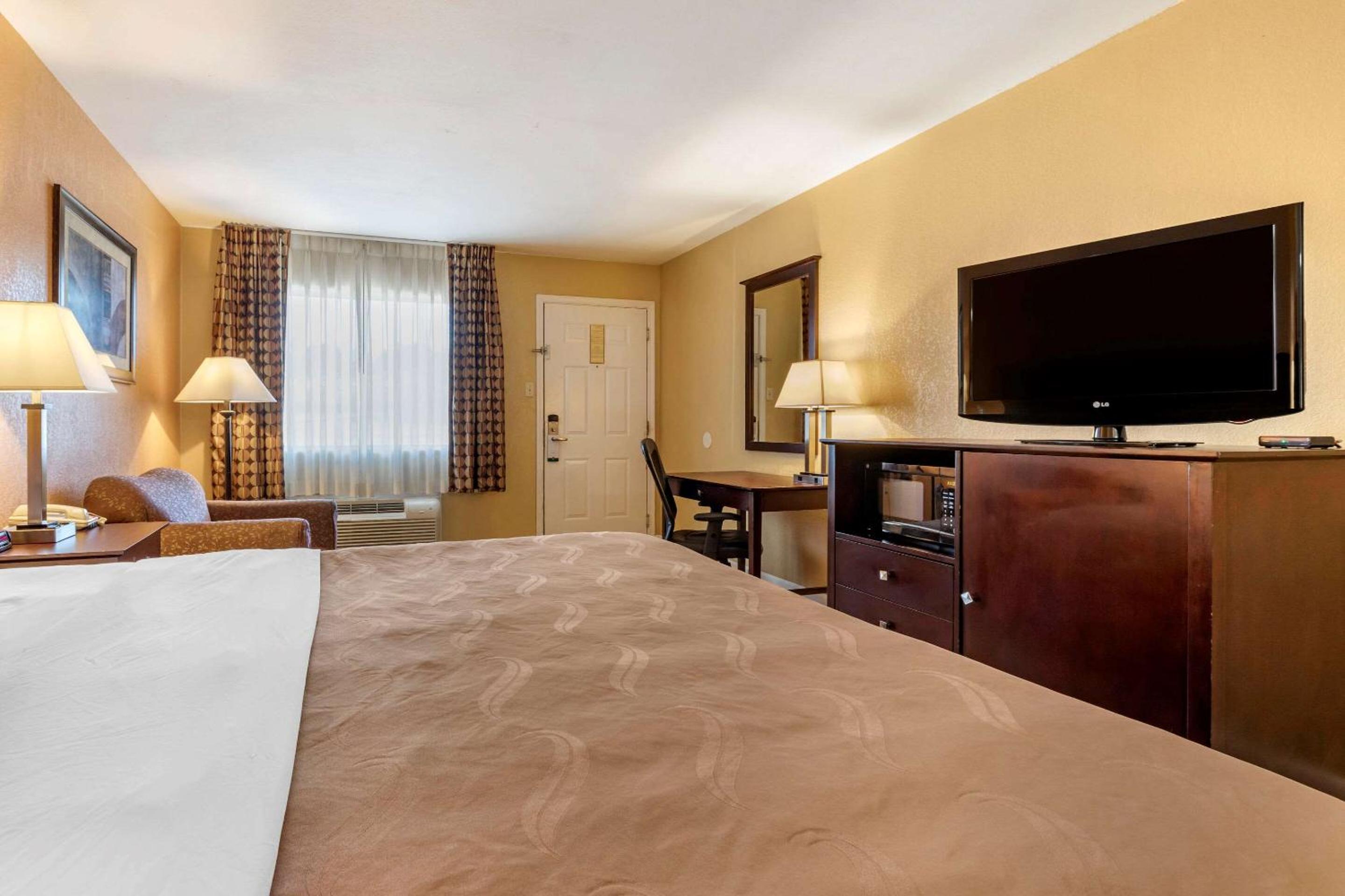 King Room - Non-Smoking - Photo 2