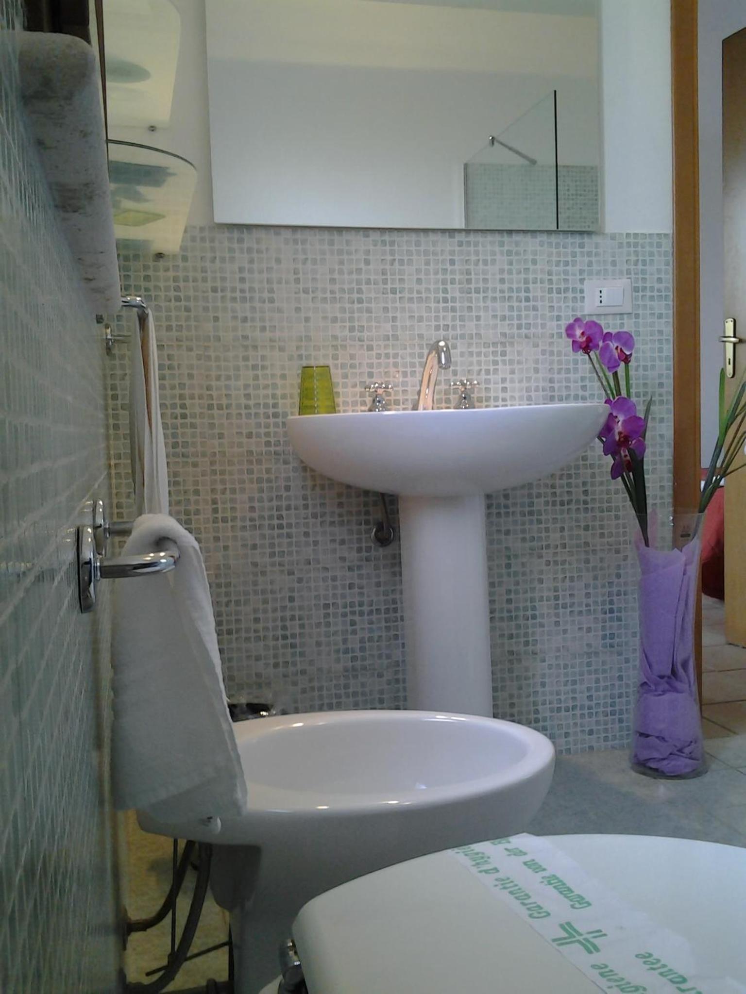Double or Twin Room - Photo 5