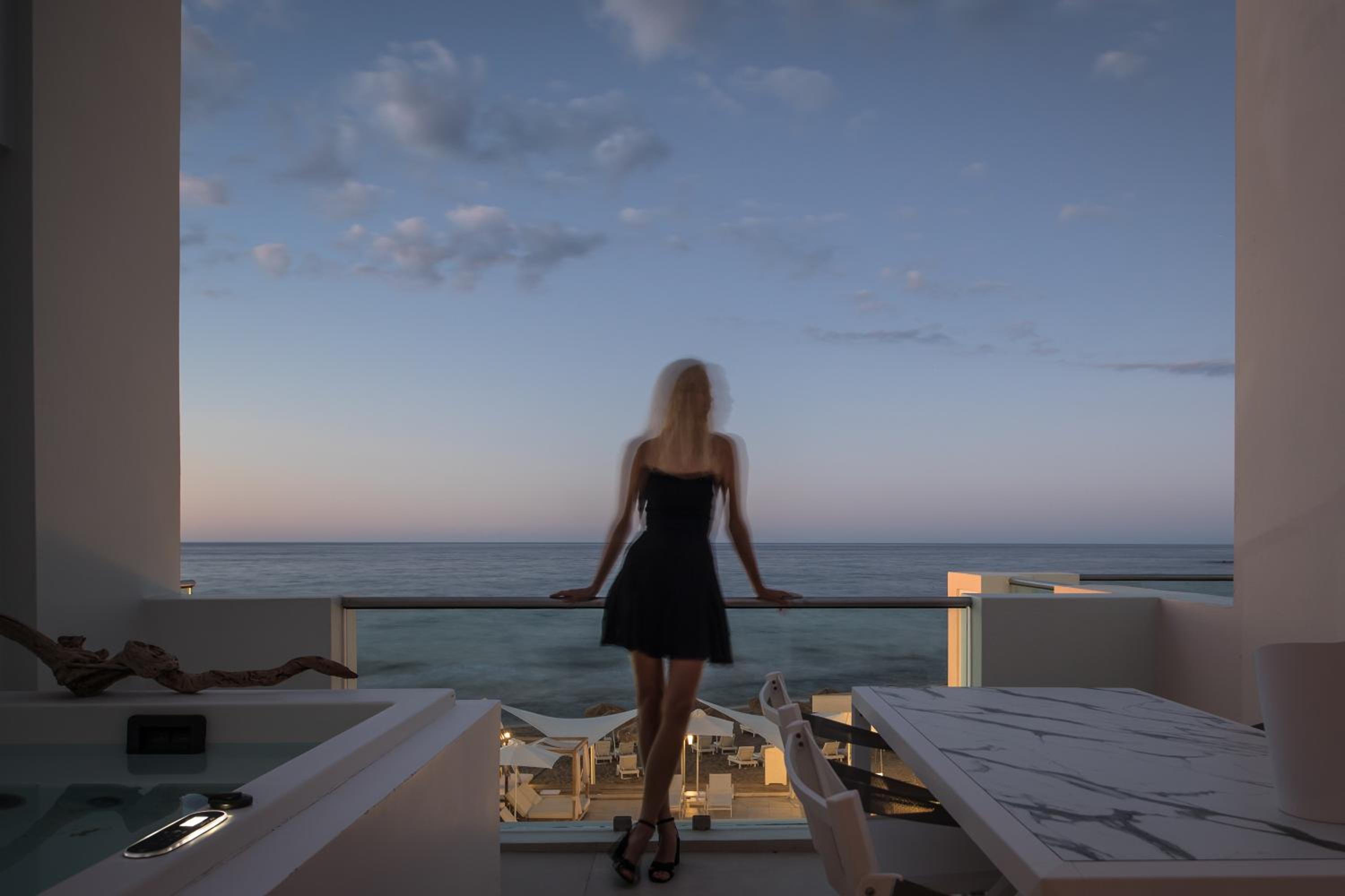 Deluxe Suite with Sea View and Hot Tub - Photo 13