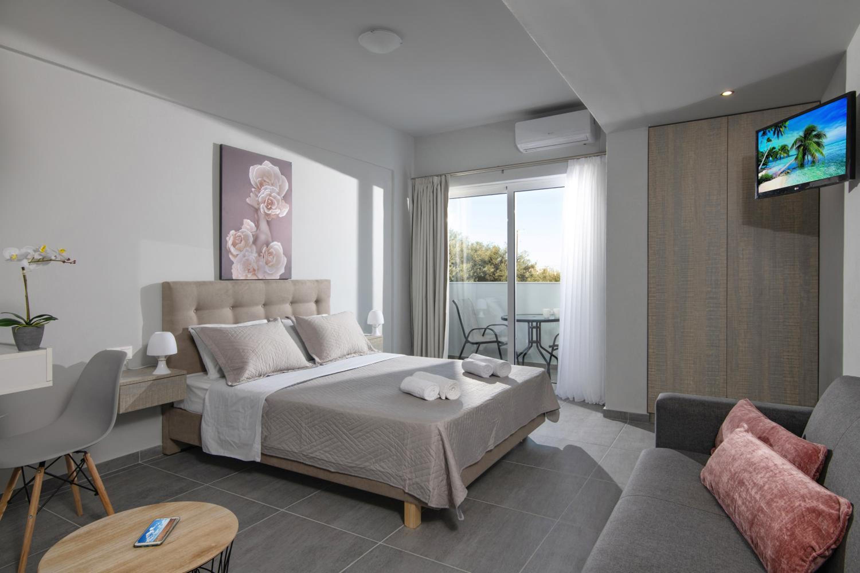 Superior Triple Room photo 2