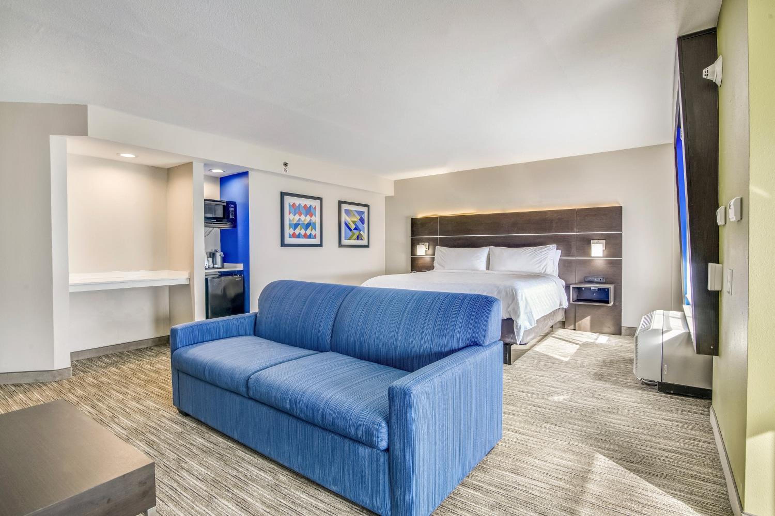 King Suite - Non-Smoking - Photo 2