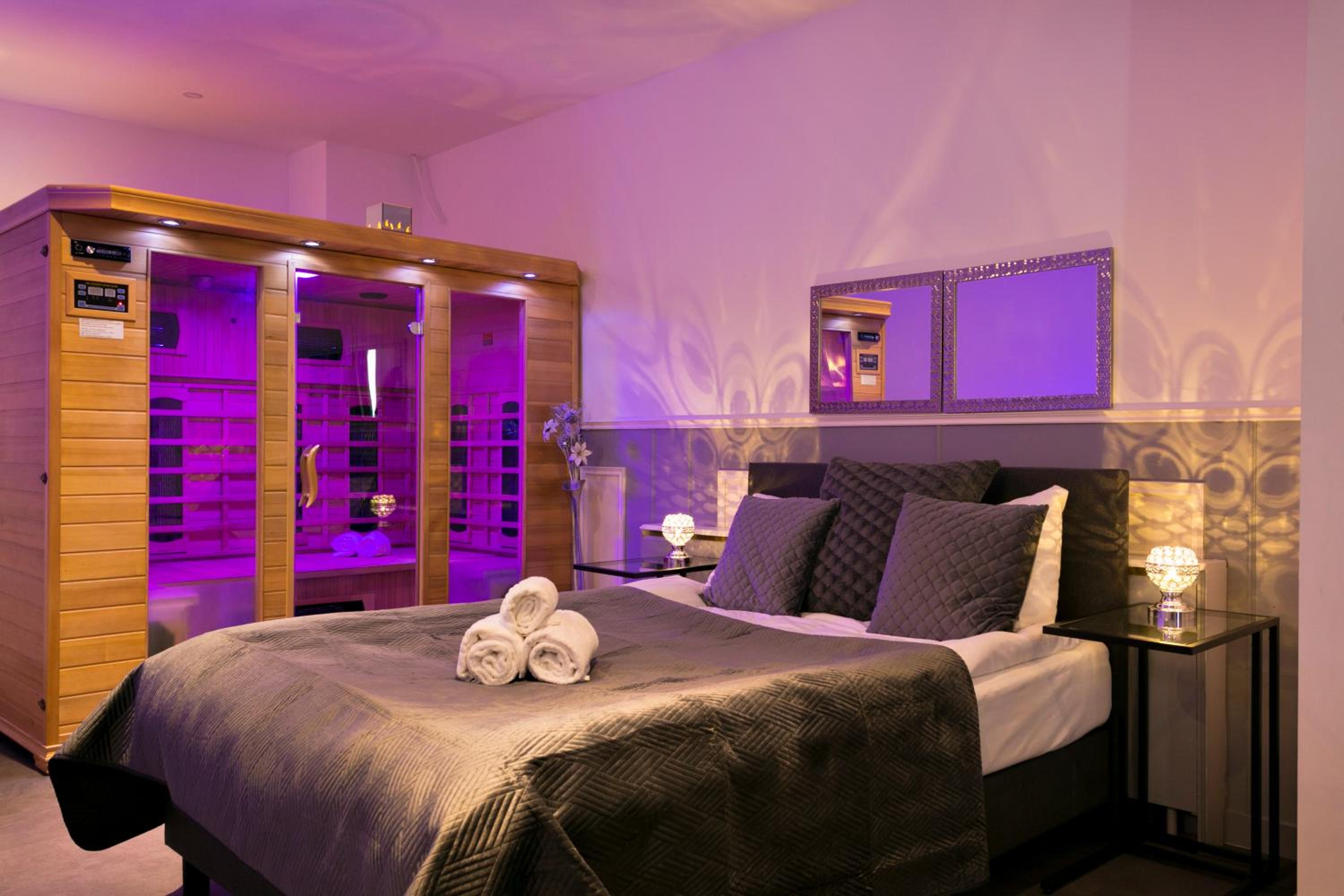 Suite with Spa Bath photo 2