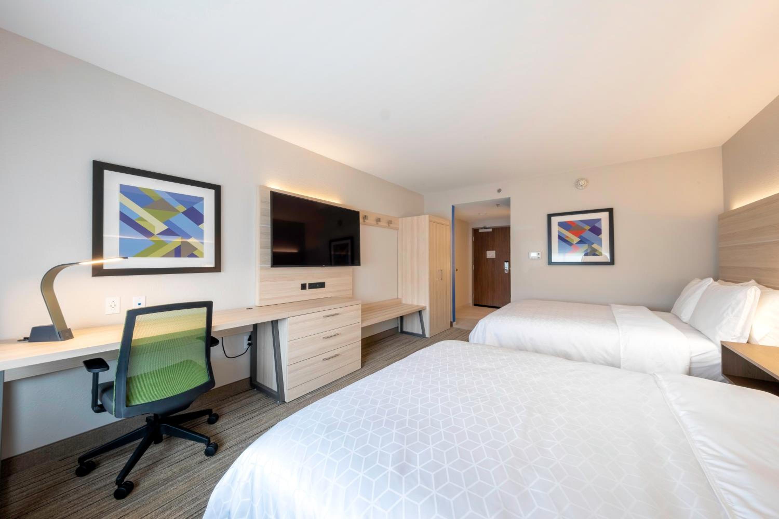 Standard Queen Room with Two Queen Beds - Photo 2