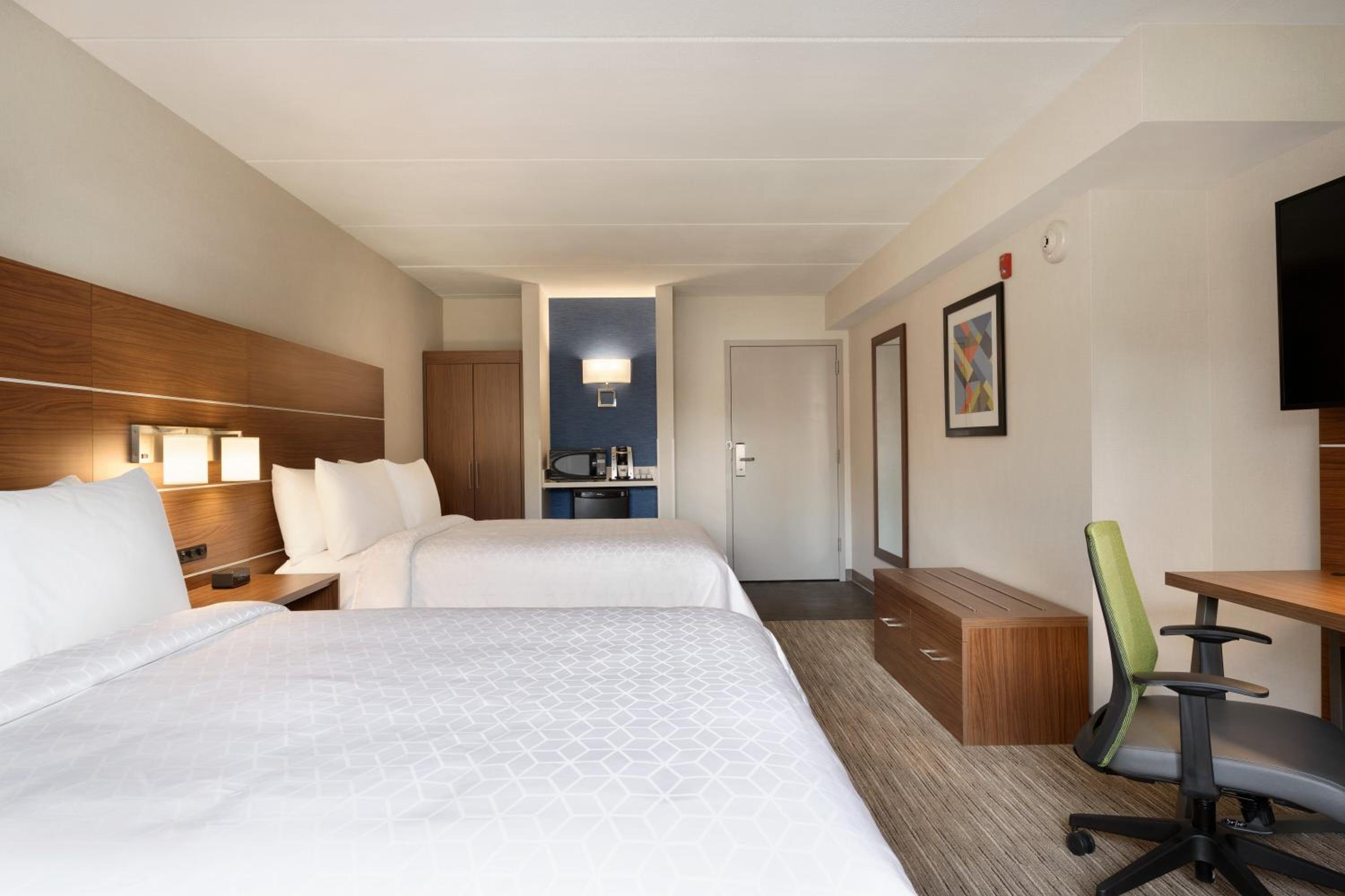 Queen Room with Two Queen Beds and Roll-In Shower - Disability Access - Photo 10