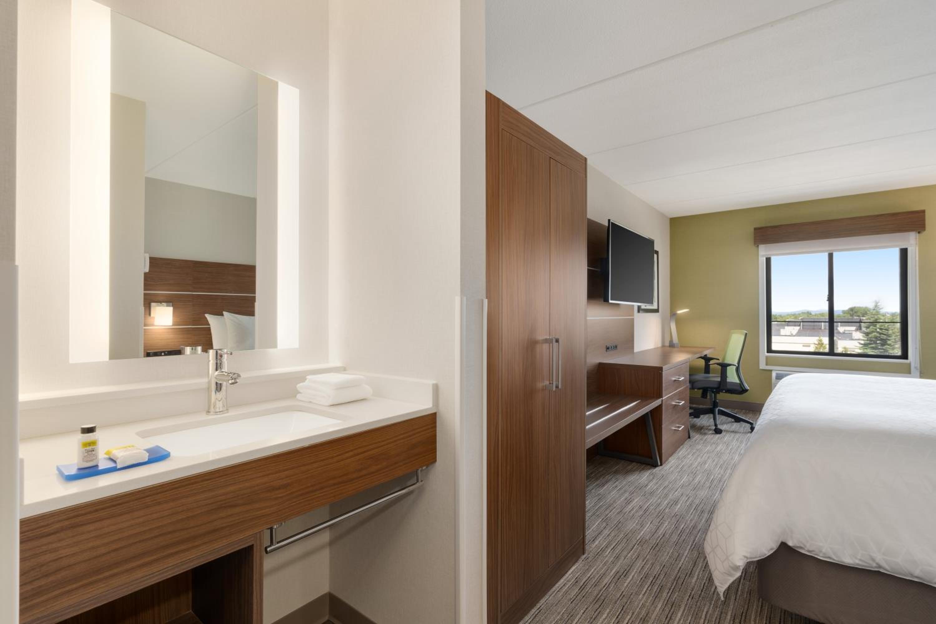 Standard King Room - Photo 2