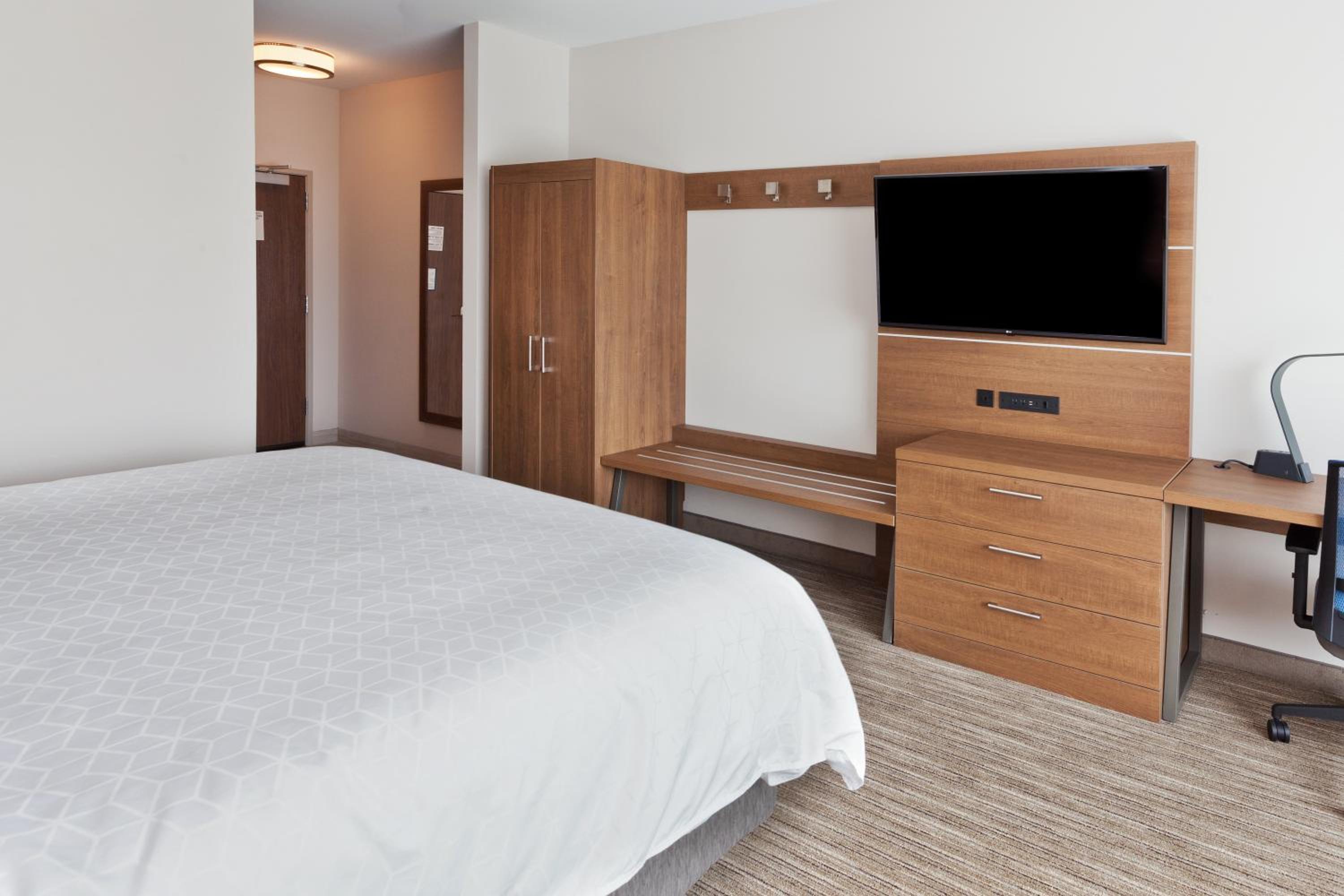 Holiday Inn Express & Suites - Fayetteville by IHG, Photo 3