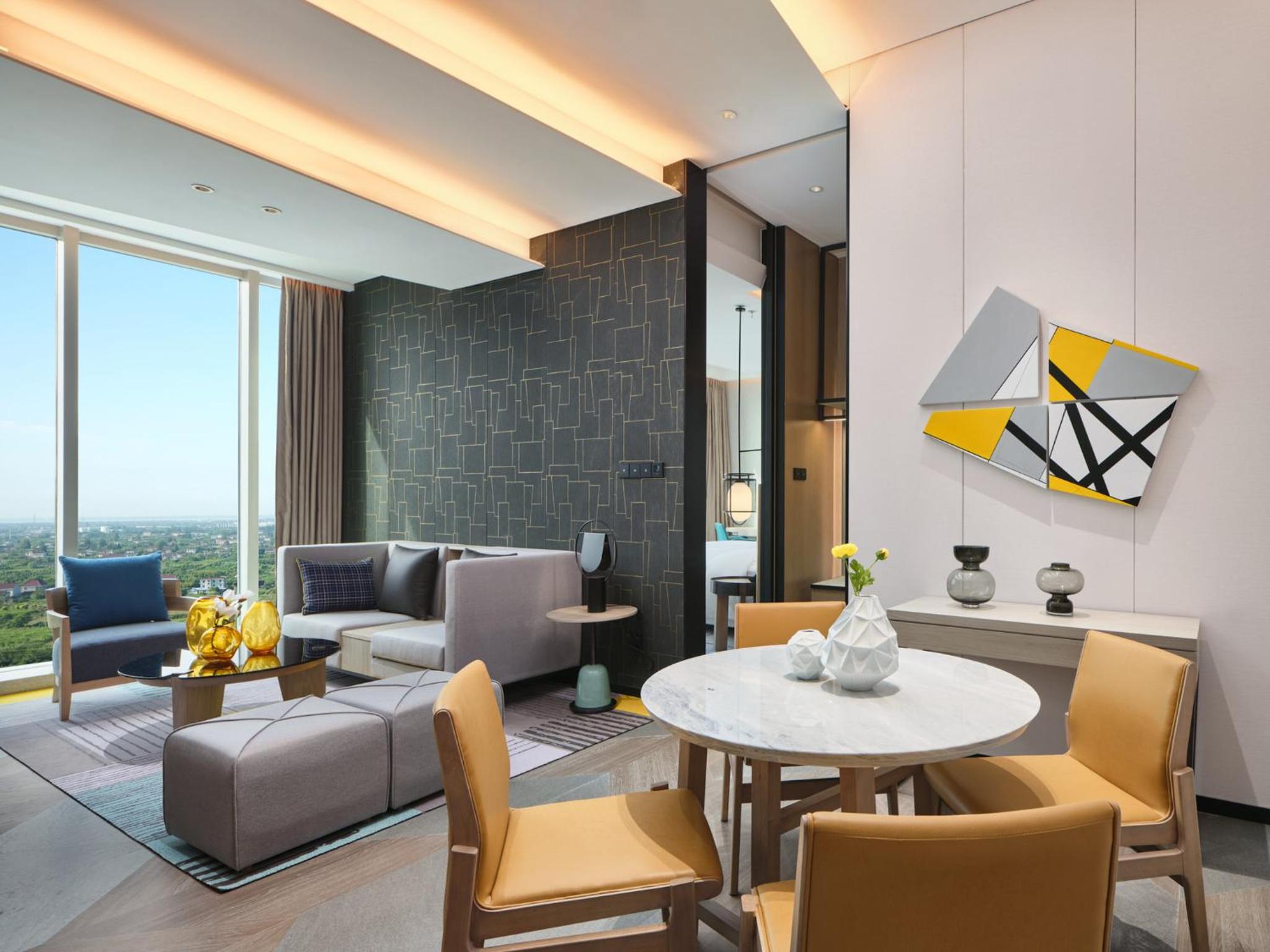 One-Bedroom Suite - Photo 2