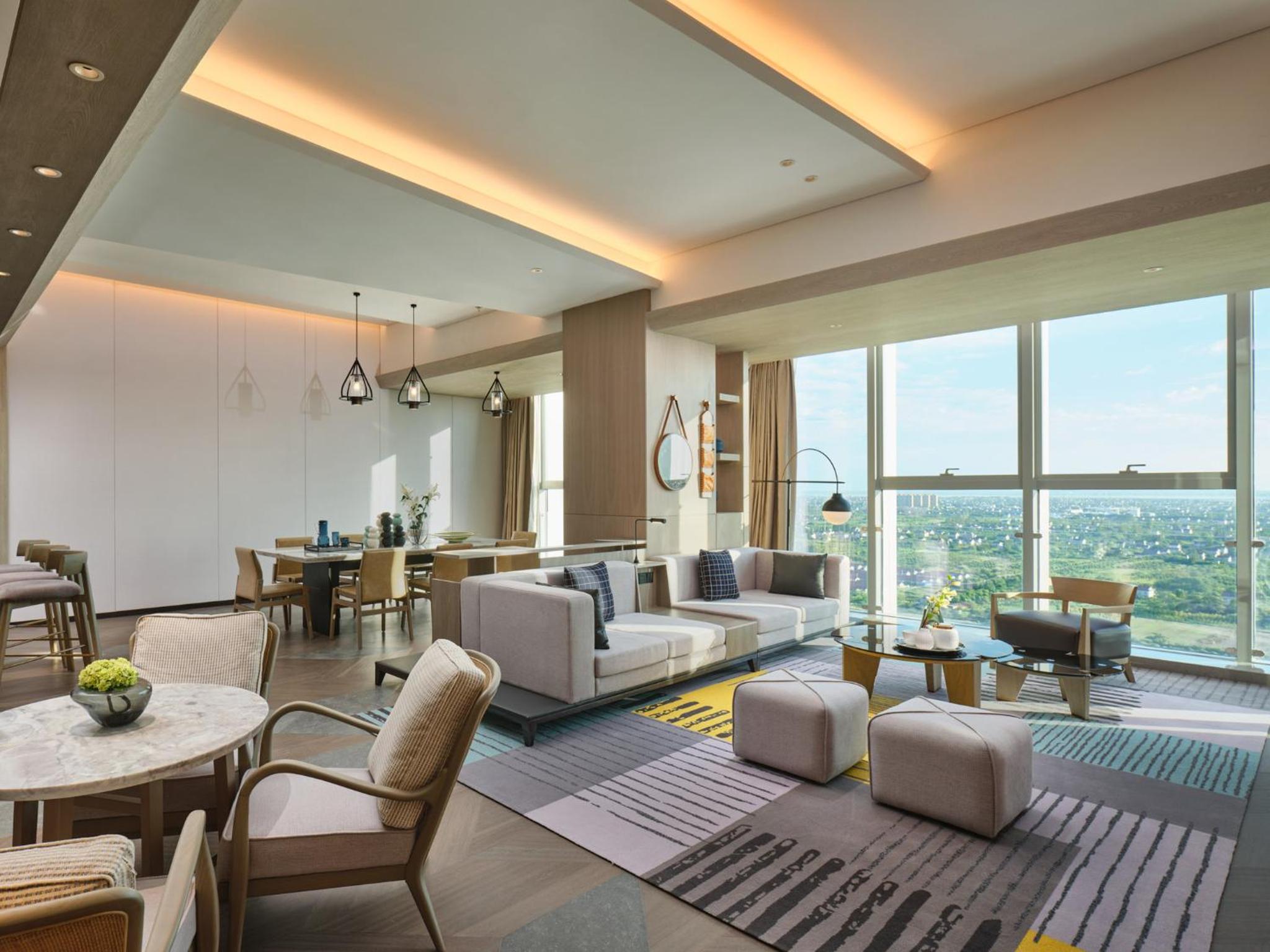 One-Bedroom Suite with Dining and Meeting Area