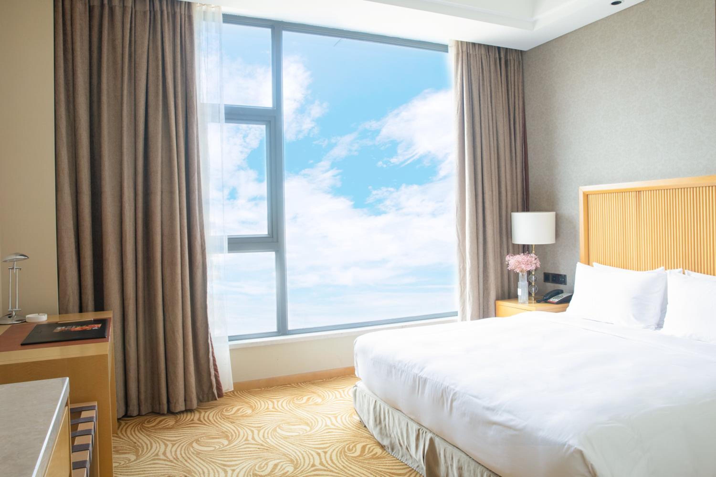 Standard King Room - Photo 5