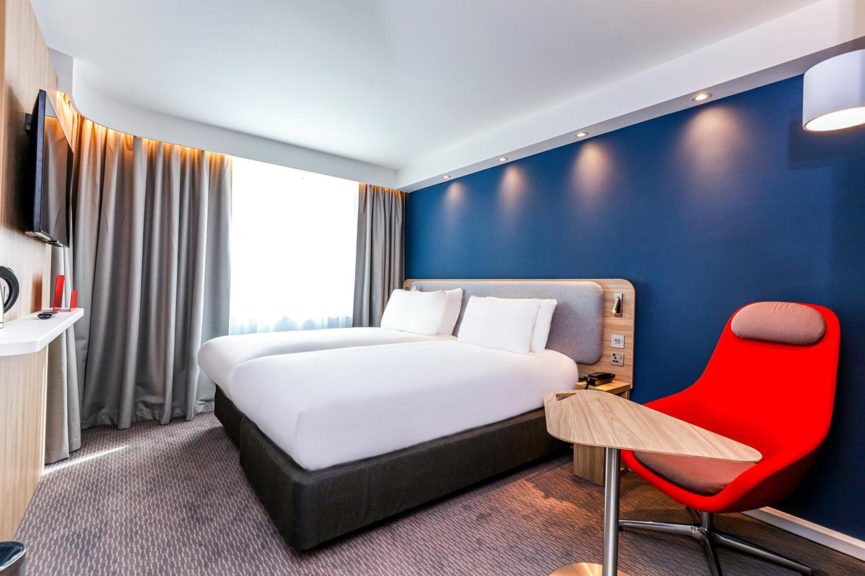Standard Twin Room with Free Hot Breakfast - Photo 1