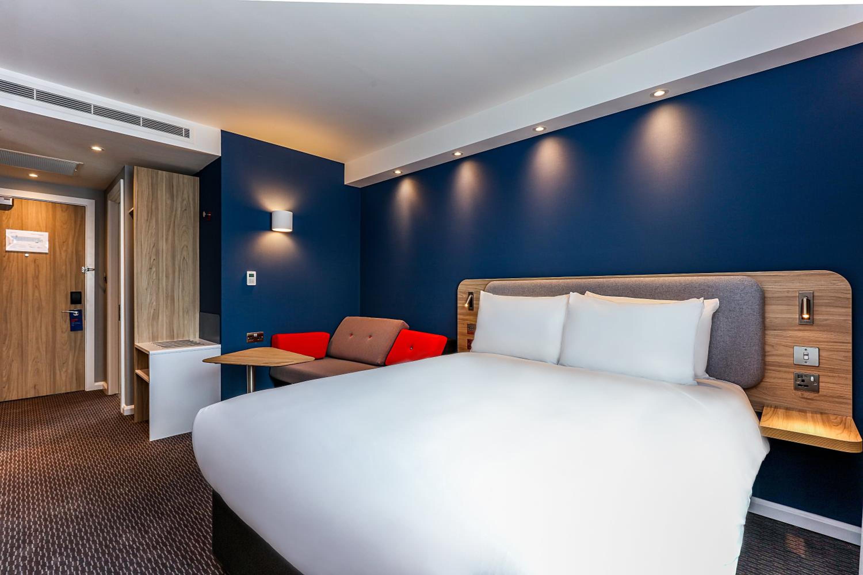 Standard Double Room with Sofa Bed and Free Hot Breakfast - Photo 2