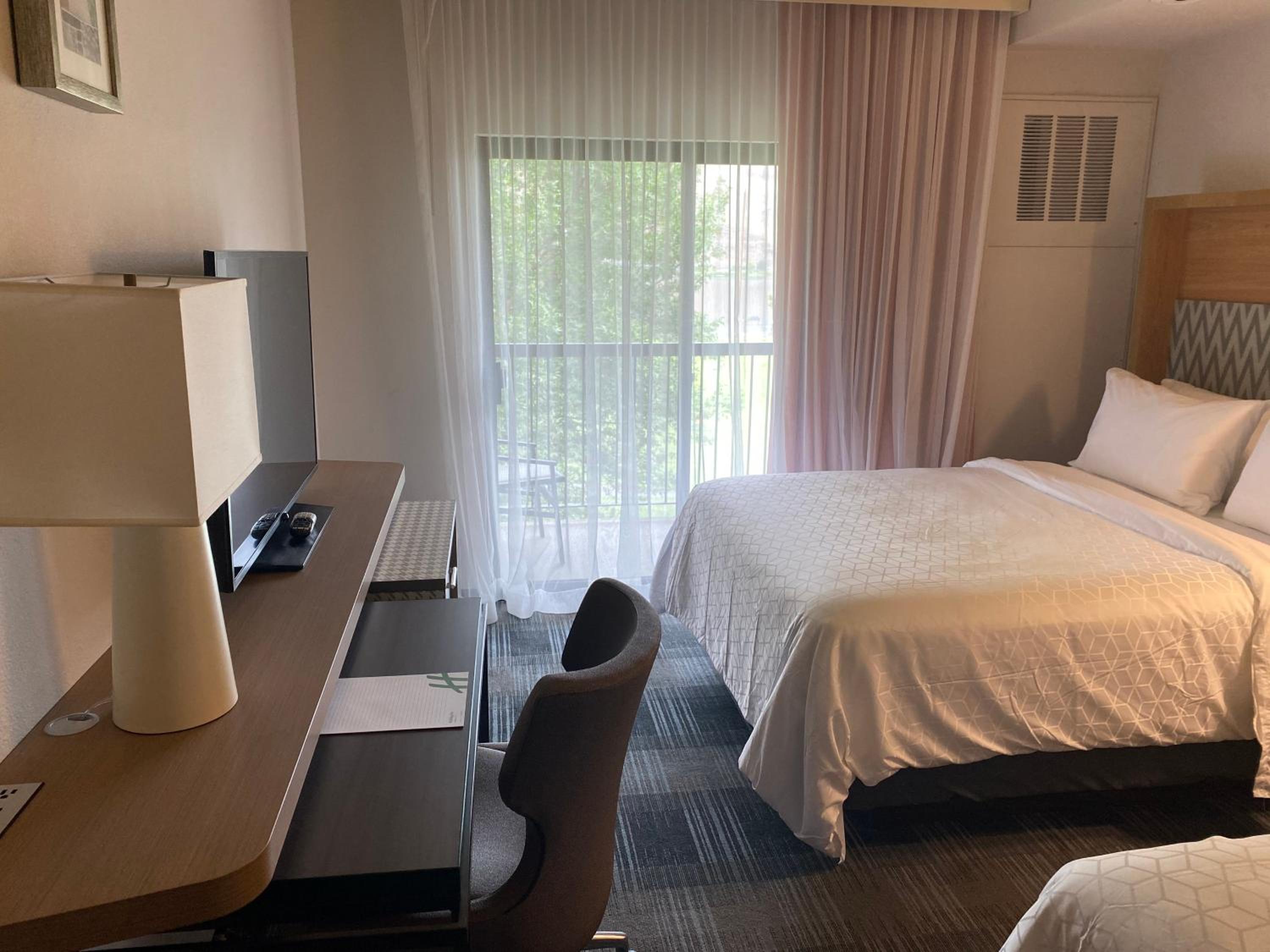 Queen Suite with Riverview - Non-Smoking