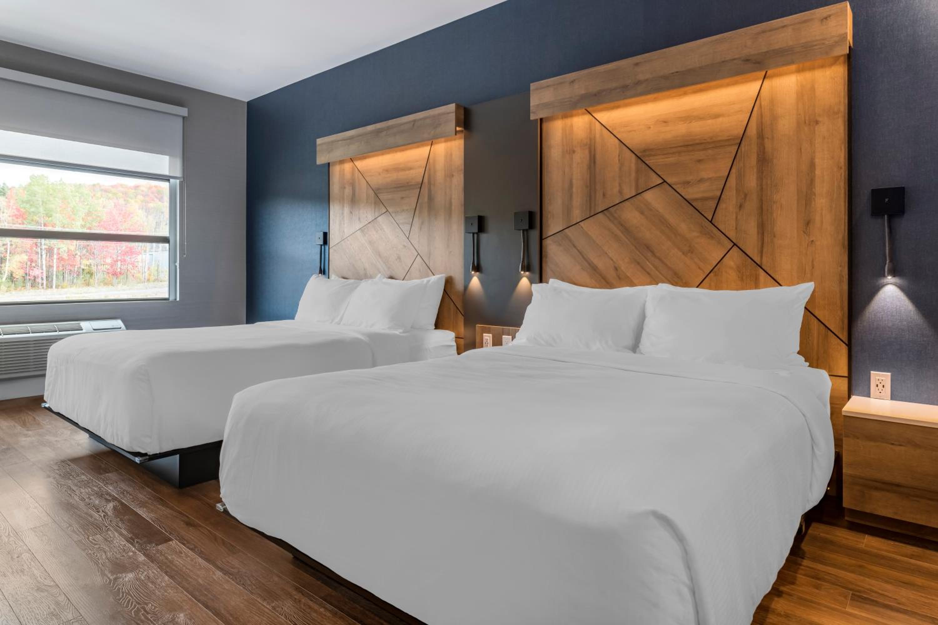 Standard Queen Room with Two Queen Beds - Non-Smoking - Photo 4