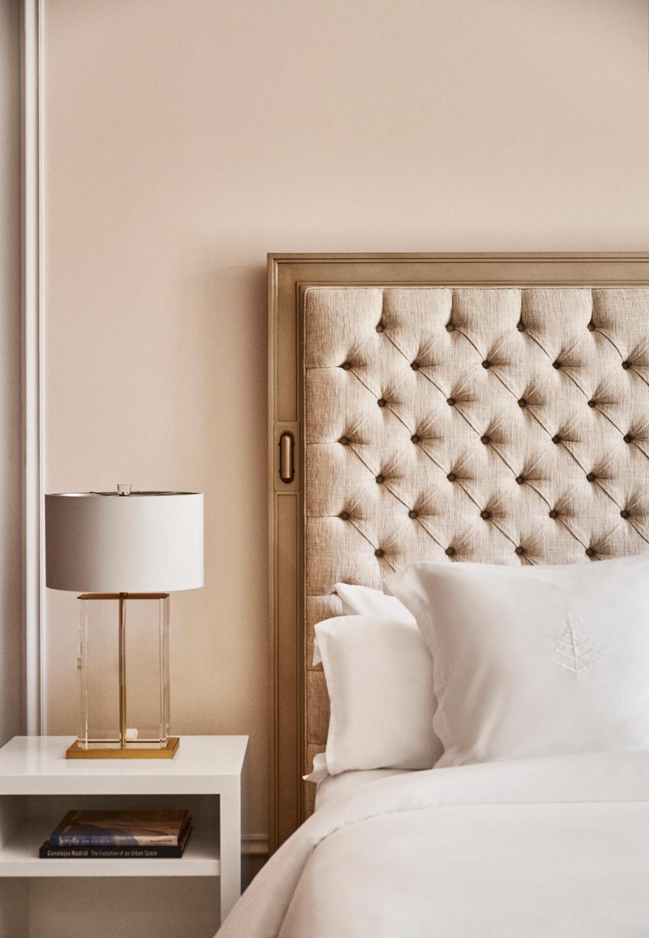 Deluxe Room King - Photo 7