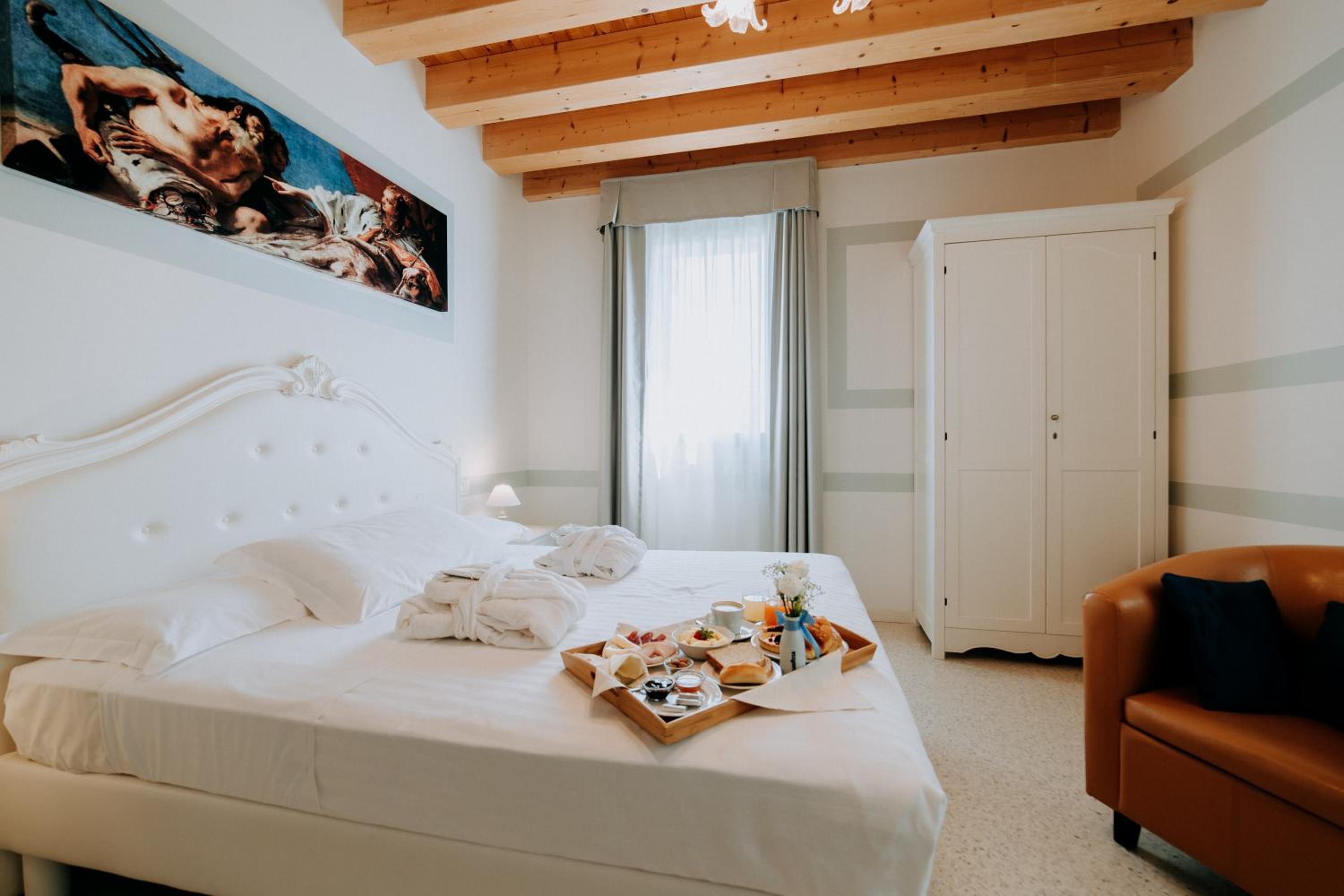 Junior Suite with Extra Bed - Photo 1