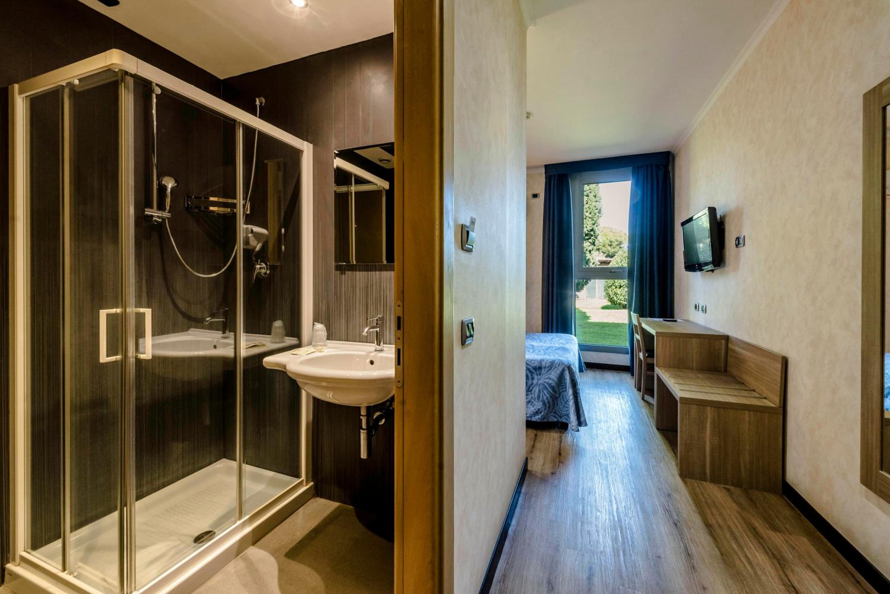 Double or Twin Room - Photo 2