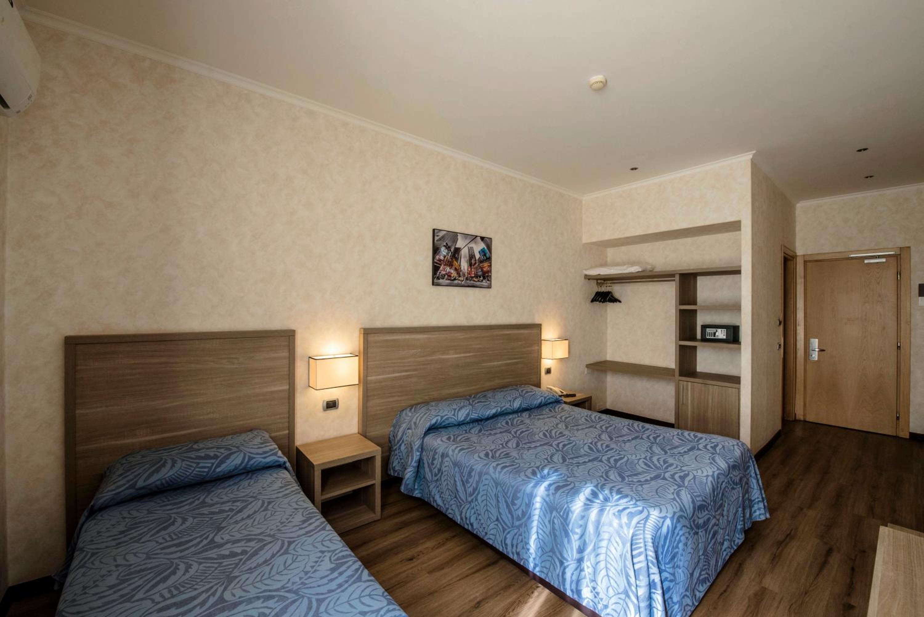 Double or Twin Room - Photo 9