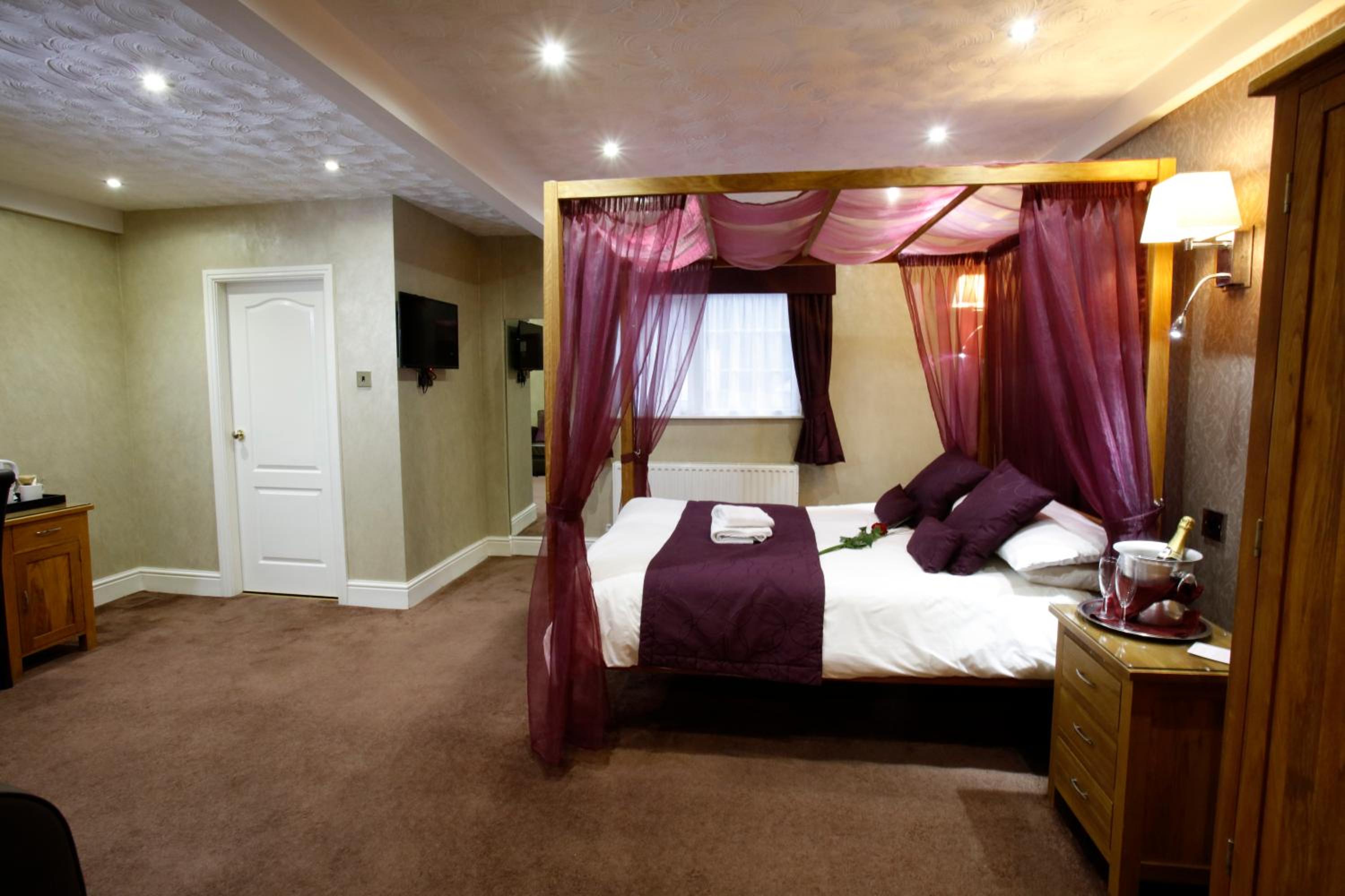 Premium Room with Four Poster Bed - Photo 2