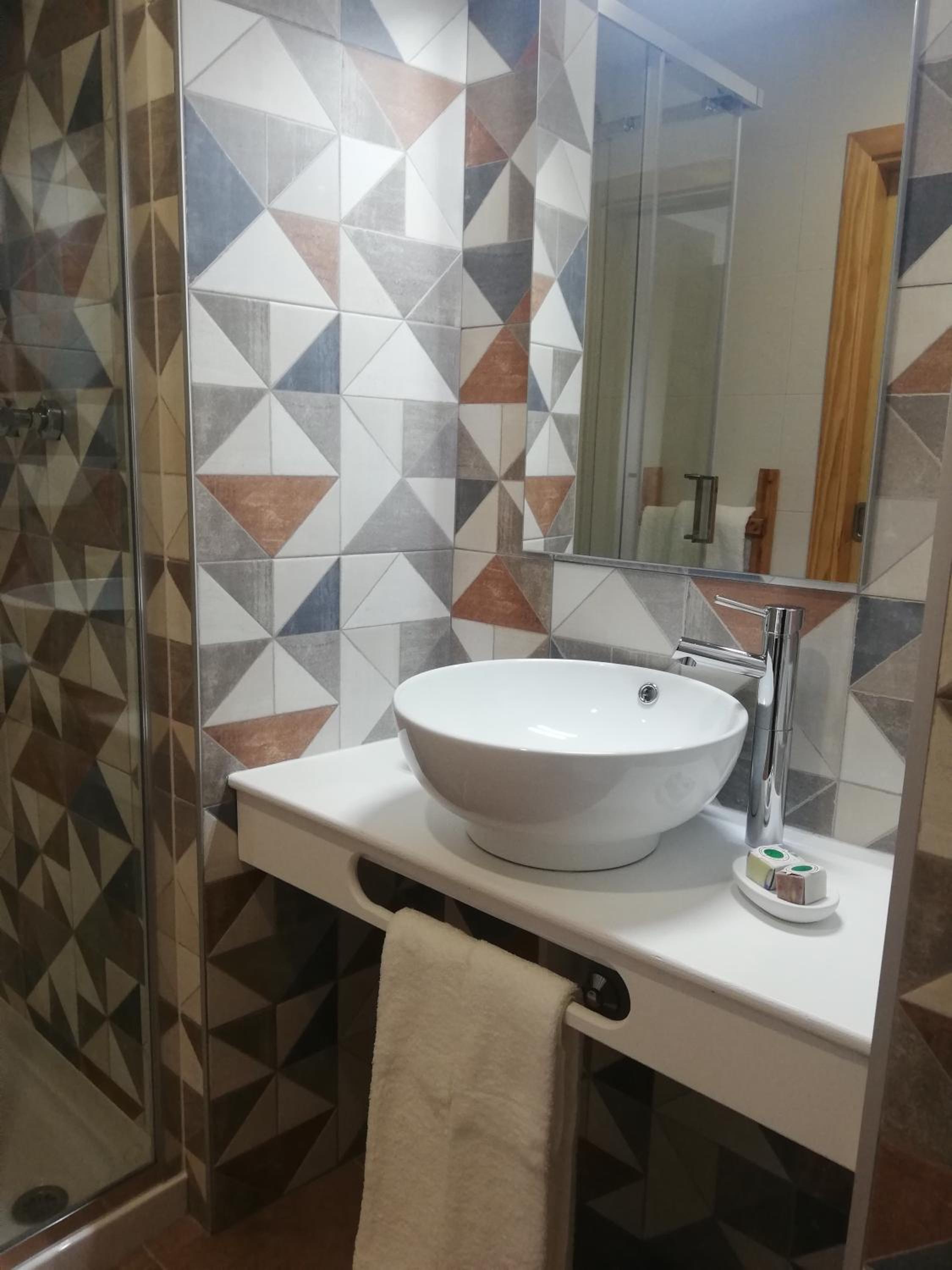 Double or Twin Room - Photo 8