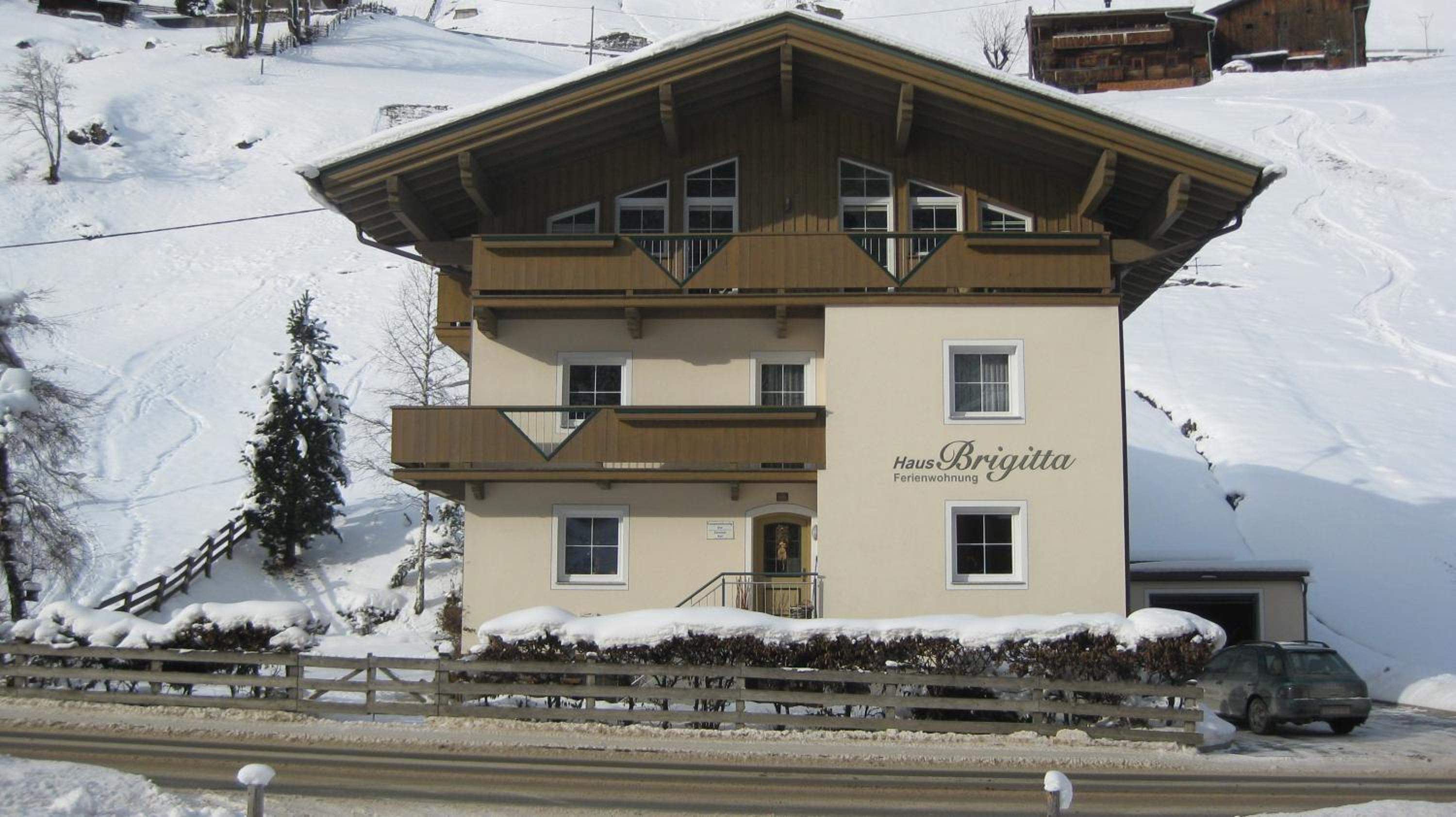 Three-Bedroom Apartment with Balcony photo 3