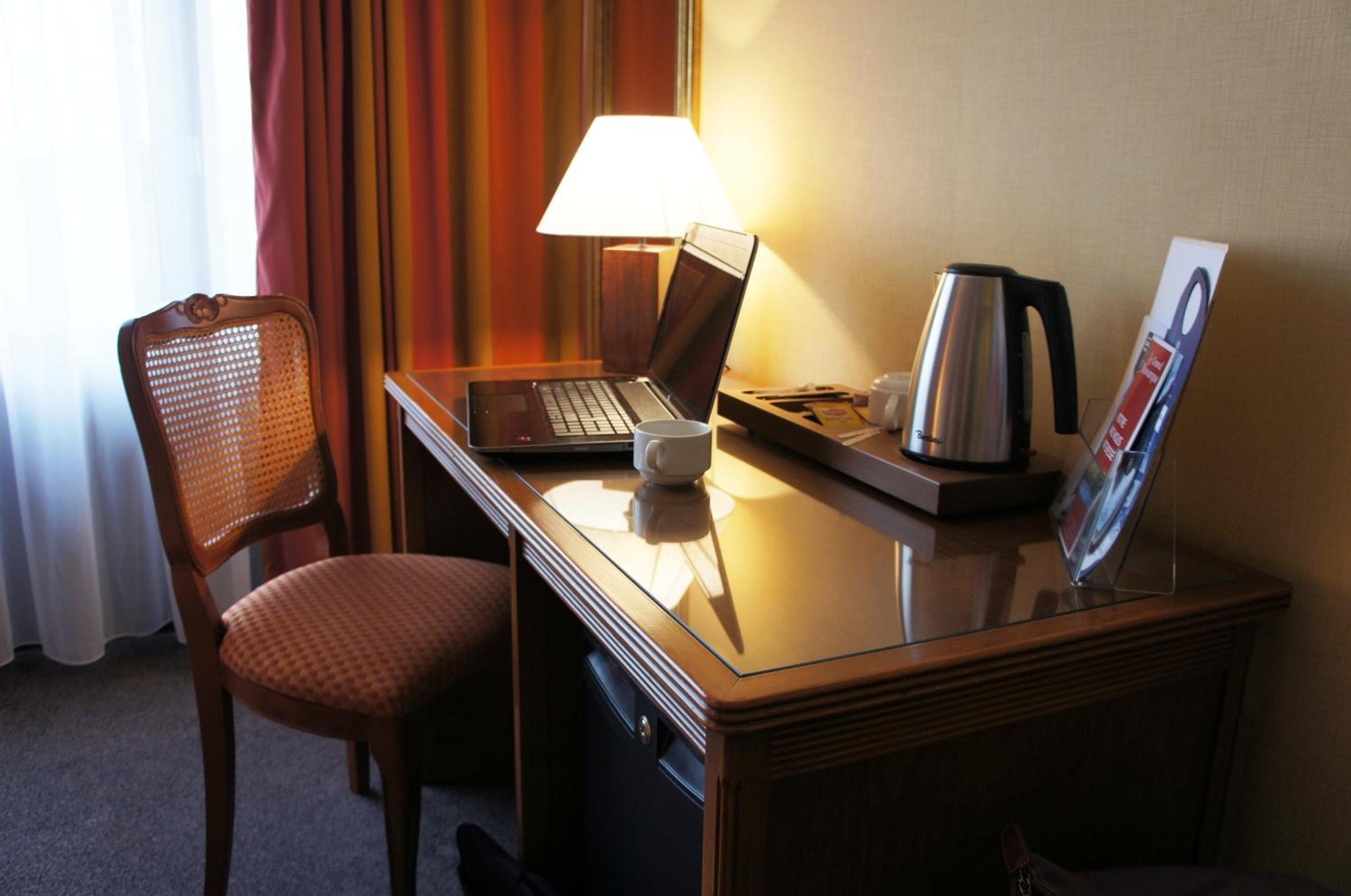 Standard Room with Park View - Photo 3