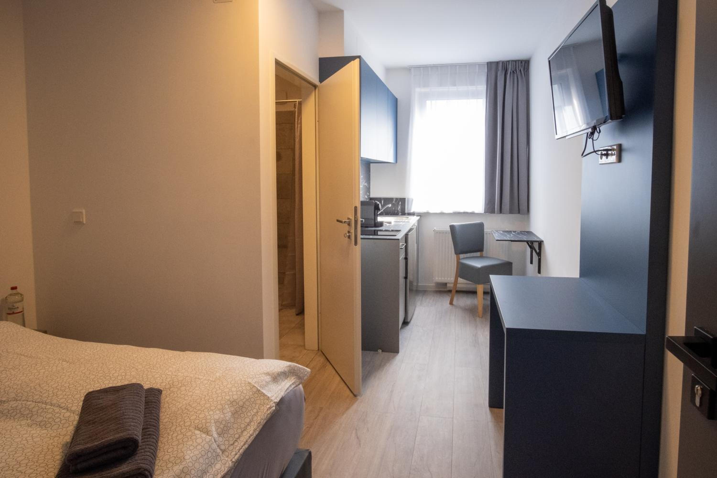 Single Room with Private Bathroom photo 2