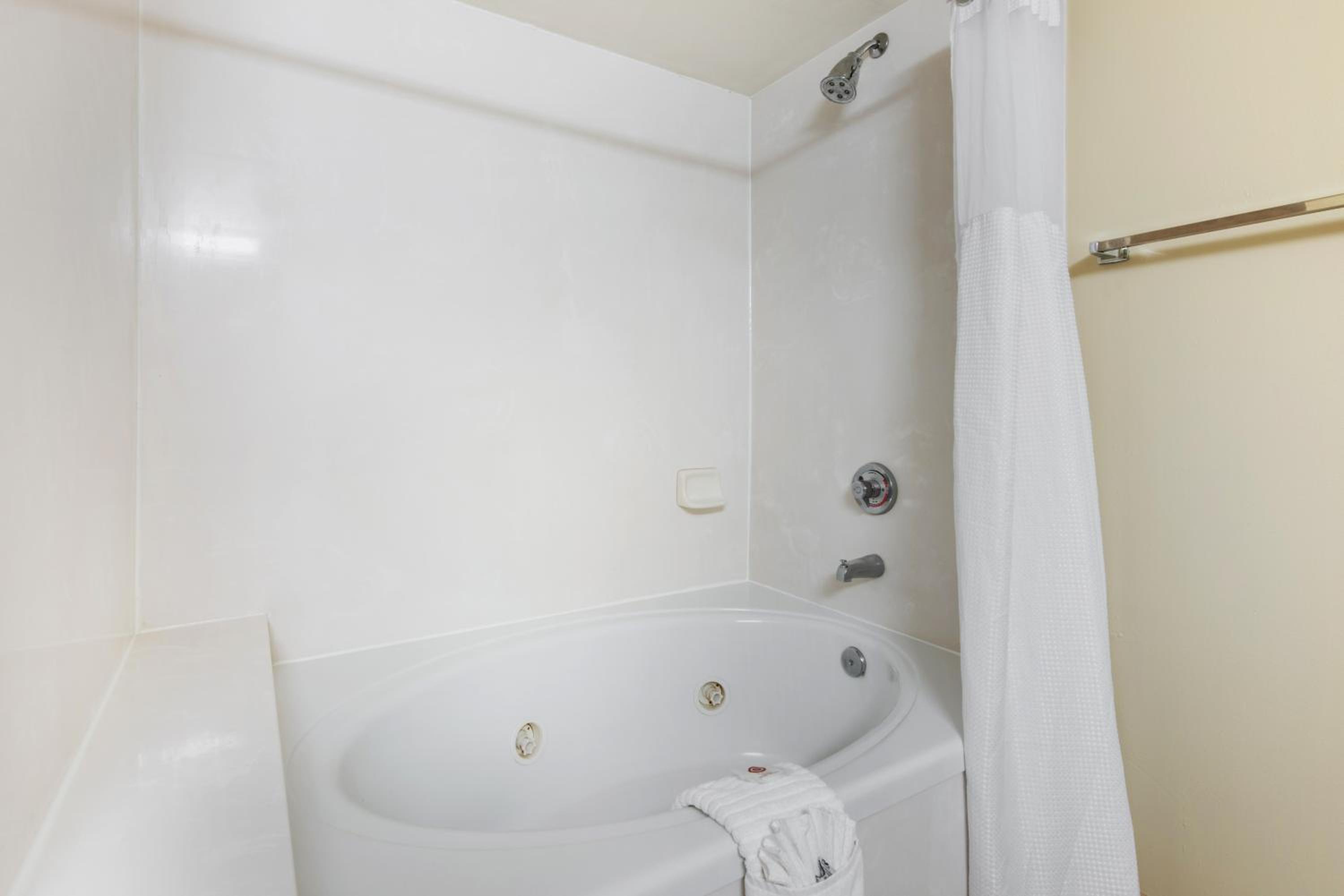 King Suite with Sofa-Bed and whirlpool tub - Non-Smoking